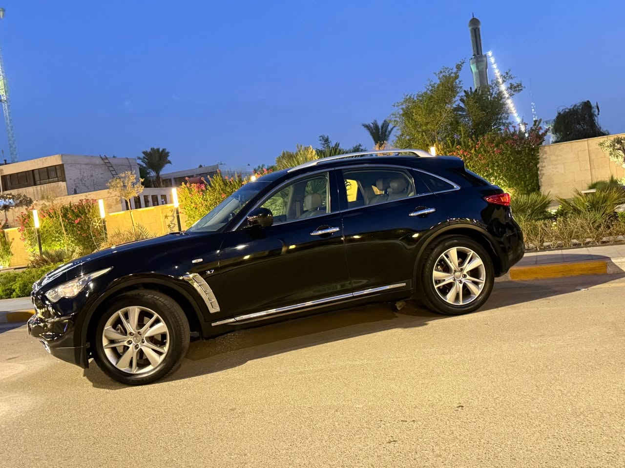 انفنتي Qx70 خليجي موديل ٢٠١٥ مكفولة ماشية ٩٢ الف كيلو فقط سيارة جديدة جدا وكامله مابيها اي نقص وكلشي بيها بلادي 
مكانها اليرموك
*********** بغداد, العراق
