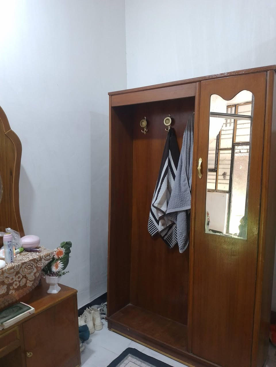 السلام عليكم غرفه للبيع تسكام مو سوكيه العنوان حي المعلمين ***********
