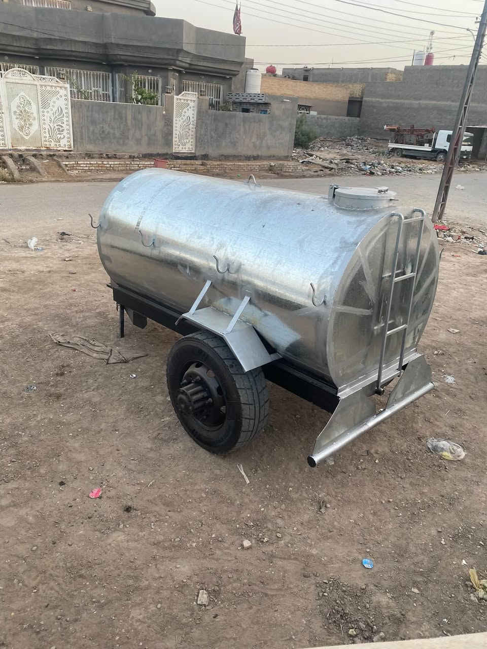 سلام عليكم موجود مقاطير للبيع درجه اولى يوجد حديد ومقلون سعه ٥٠٠٠لتر شغل الشمال دنكير أوربي تاير ٢٢ونص شركه الشمال العراق بسعار مناسبه جدآ جدآ جدآ ويوجد تانكيات١٠تلاف لتر و٥٠٠٠لتر مغلون  ***********

نص مكتوب في الصور:
- شركه السلطاني ***********
- ***********