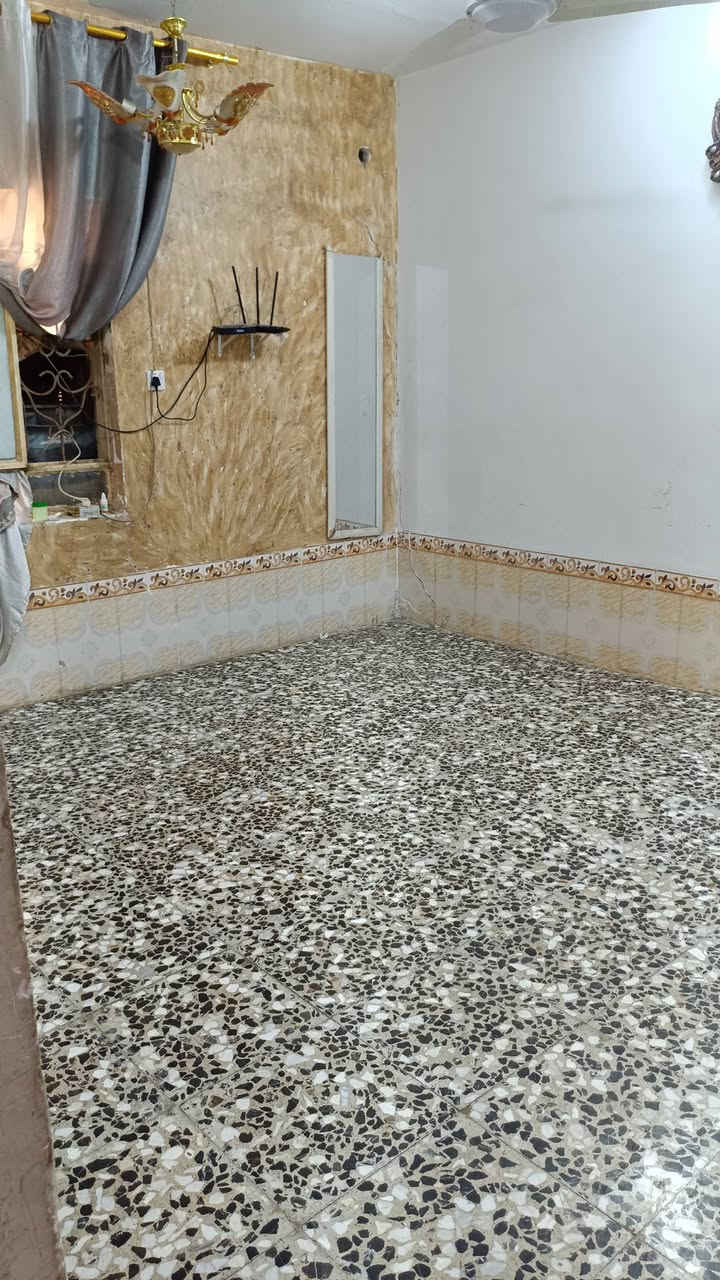 السلام عليكم بيت مساحة 100 متر مربع طابو صرف يحتوي على صاله واستقبال وغرفه ومطبخ وصحيات داخليه في حي الخضراء قرب شركة الاقتدار للاستفسار الاتصال على الرقم ***********
