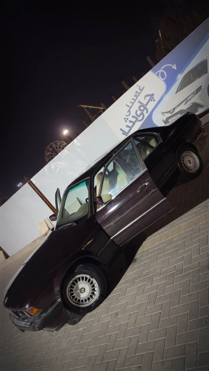 BMW series 7 ( 744Li ) 
مۆدێل : 1993 
گێڕ : تۆماتیک و عادی 
گێڕ مەکینە تەقەو ڕەقە بەشەرت 
دابڵ ، دیسک ، شلەمەنی مەزبووتە 
ناو زەردر و  کوشن بەرخە
فول فولە بەس تەلەفۆن و سەلاجە نییە  
چوار جام کارەبا و سڵاید 
هەیکەلی لارجە و دەبڵ جام 
پێش پان ، زینۆن نوێی بۆ دانراوە 
شوتەی سپۆڕت ، پانکە کارەبایی 
ساڵۆنسای سپۆڕت و ستۆکە بەرمەجەی نەدیوە 
سەماعە ، Aux , Carply 
بێ دەعم و لێدراو 
عامە لەسەر ساغی
مەکینەی 44 لۆک لۆکە 
لەڕوی قووەتەوە باسی مەکە 
وەک و مەسرف ( کۆمپرێسەر / دەعامی دواوە )
سەنەوی لەگەڵە بەشەرتی ماڵی 
مەدەنی و بێ کێشە و بێ سەر ئێشە 
لە ڕودا زۆر جوانە وەک لە ڕەسمەکە 
بۆ زانیاری زیاتر لە خوارەوە ژمارەی خاوەنی دا ئەنێم و پەیوەندی پێوە بکەن ماڵی دۆستە 
ڕەحمەتت لێبێ موشتەری نیت 
سەری خۆم و خۆشت مەئێشێنە و ڕێزم هەیە 

44$ گەڵاو مەجالێکی برایانە 
*********** السليمانية, العراق

نص مكتوب في الصور:
- 744 Li