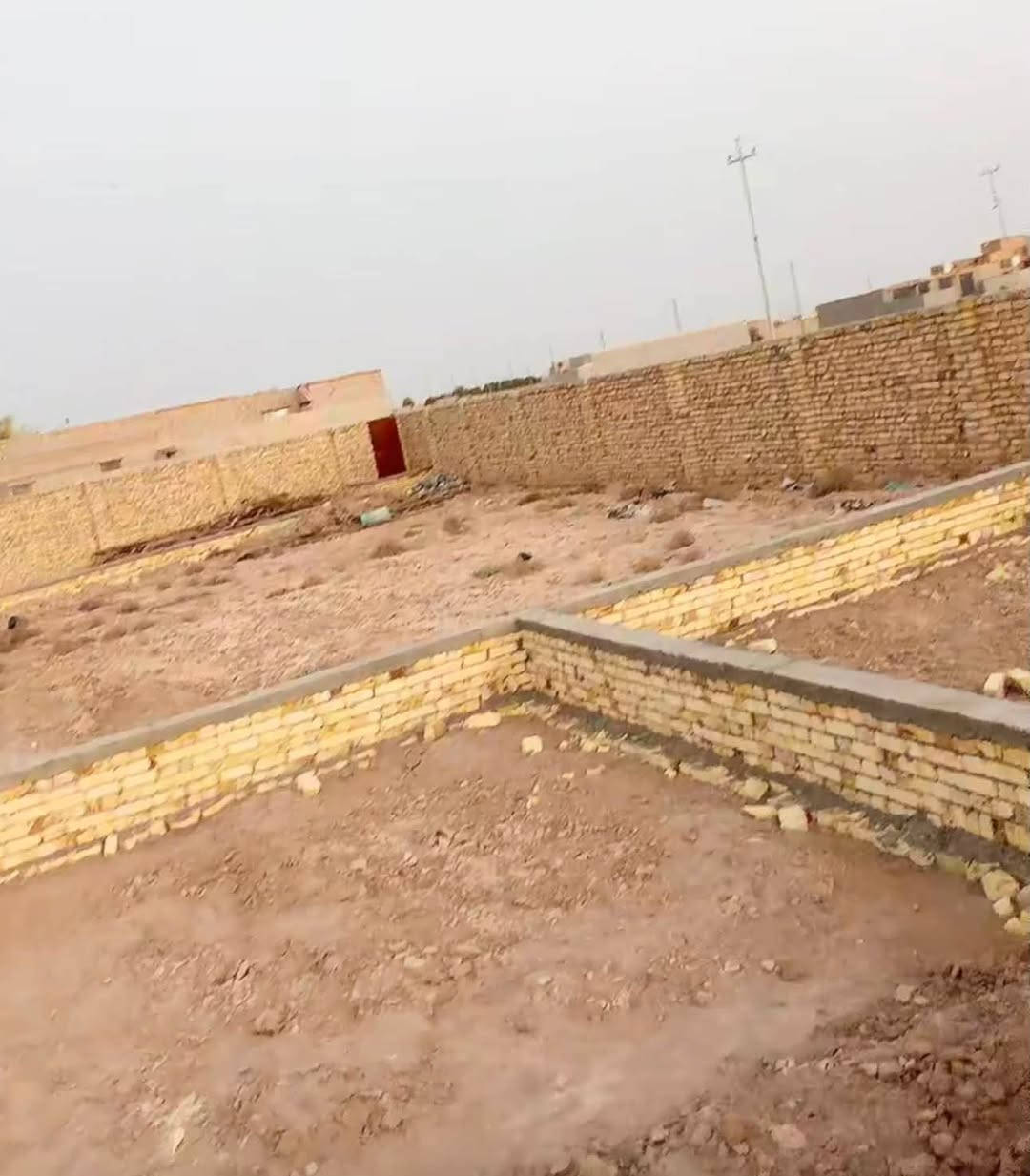 سلام عليكم قطعة زراعي للبيع مساحتها ٥٧٠ متر واجهه ٢٠ والنزال ٣٠ بتلو ٢٥٠ متر مسيجه القطعه كلها وبيها باب العنوان
السبل الثانيه بنزلت المدرسه وتنزل ليجوه بيع مستعجل سعر ٢٨
وبيها مجال للستفسار ***********
