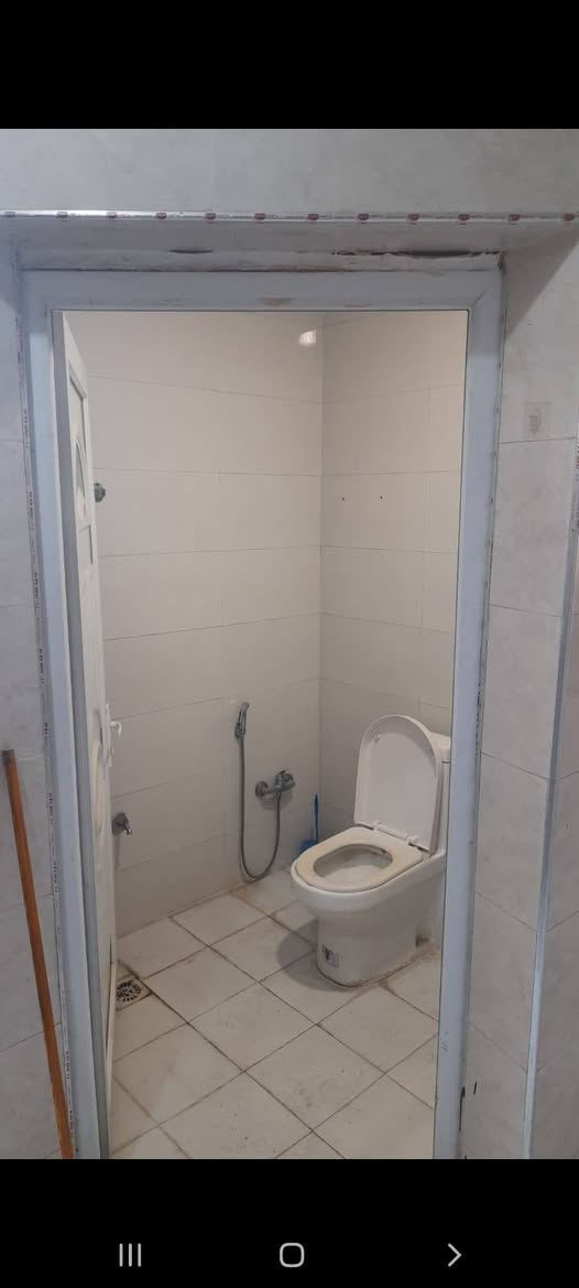 🏠 للإيجار – بيت ٦٦ متر
📍 الموقع: الدورة – الميكانيك، قبل الساعاتي، بفرع شارع مدرسة تطوان
🛣️ الشارع عريض جدًا ٢٥ متر
🏢 الطابق الثالث – بناء حديث ومعزول تمامًا
يتكون البيت من:
استقبال
صالة مفتوحة على المطبخ
مطبخ
غرفة نوم
حمام غربي
بالكون
ترك
عازل حراري بالسقف
المميزات:
سخان ماء
ماطور ماء
تانكي ماء معزول
جرس كهربائي
💰 الإيجار: ٣٠٠ ألف – قفل
🤝 التعامل مع صاحب الدار مباشرة
📞 للاستفسار: ***********
