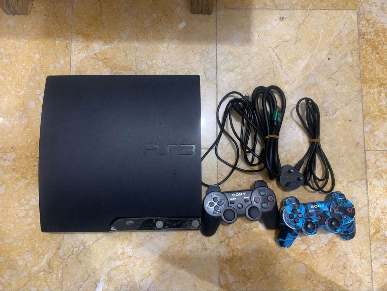 ***********

بلي ٣ سلم مهكر 
حجم الهارد نص تيرا 500GB كبير
نضام مكاتب يعني تكدر تنزل اي لعبه من النت ببلاش مباشر من الجهاز 
بي 50 لعبة قويه
يشغل العاب بلي ون و بلي تو ايضاً 
شغال بدون اي مشاكل
كامل ملحقات

و بي كلش هواي لعبات قويه (شوف الصور حته 
تشوف اللعبات البي)

و حجم الهارد 500GB جدا كبير

السعر 120 الف دينار
مكاني بغداد اليرموك 
***********
 واتساب او اتصال بغداد, العراق
