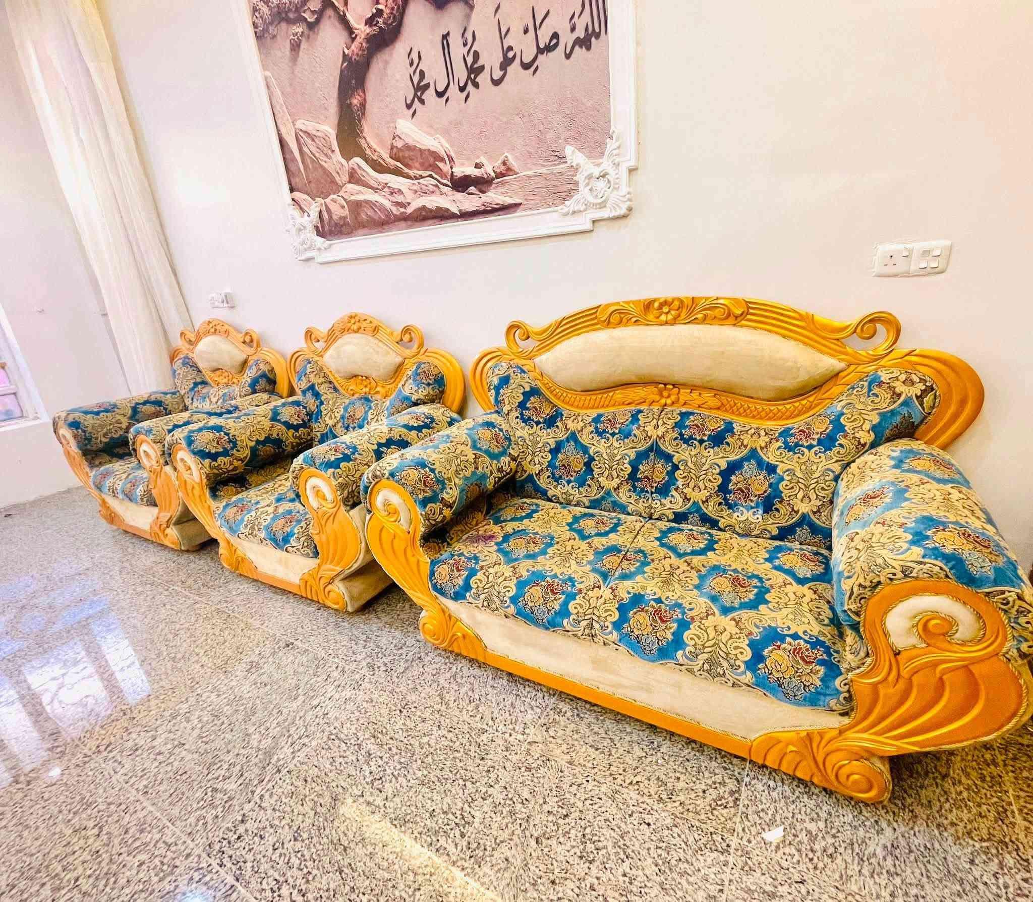 سلام عليكم 
تخم ملكي درجه اولى تسكام 
نظافه شوفة عينك كلشي مابي لونه ومواصفاته كلش حلو يرضي جميع الاراء  عشرة مقاعد ومن ضمنهن كوشات وياه مكانه بابل مركز سعر  ٦٥٠الف رقم التواصل ☎️***********
