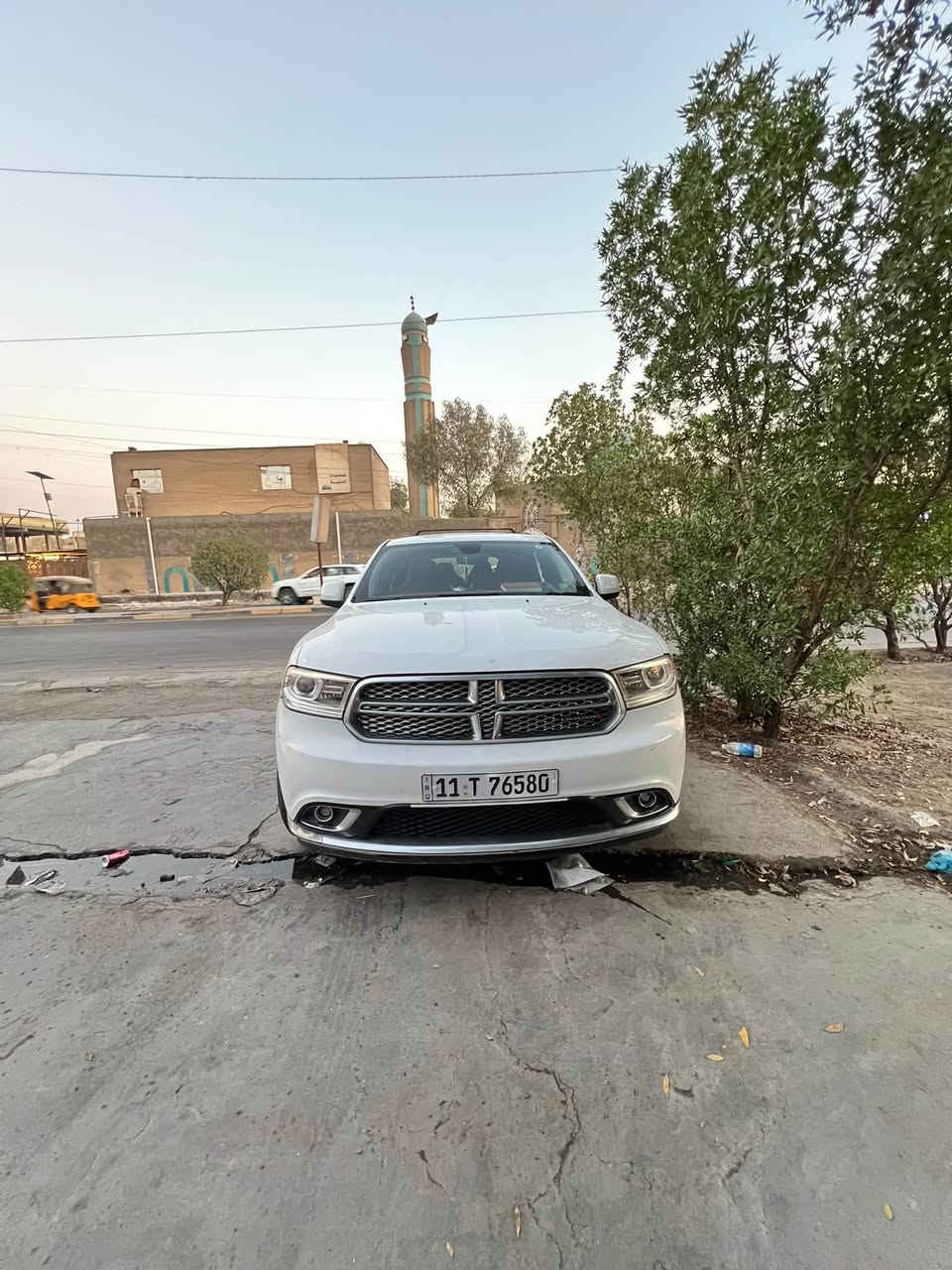 سلام عليكم سياره دورنجو موديل 2017 نظيفه يوجد فيها ضربتان في الدعاميه الاماميه مع الجاملق الايسر من جهه السايق موصفاتها  كامره خلفيه و مستشعر وقوف و تتفئه مقاعد وتبريد مقاعد و بصمه ومقاعد كهربائيه ومثبت السرعه و شاشه ونظام المفتاح الذكي وابل كاربلاي ونظام مانع السرقه و مرايه جانبيه تتفئه والضوء العالي تلقائي ومقاعد قماش سياره حلوه 
العنوان بغداد 
للتواصل خاص او 
الرقم :***********
