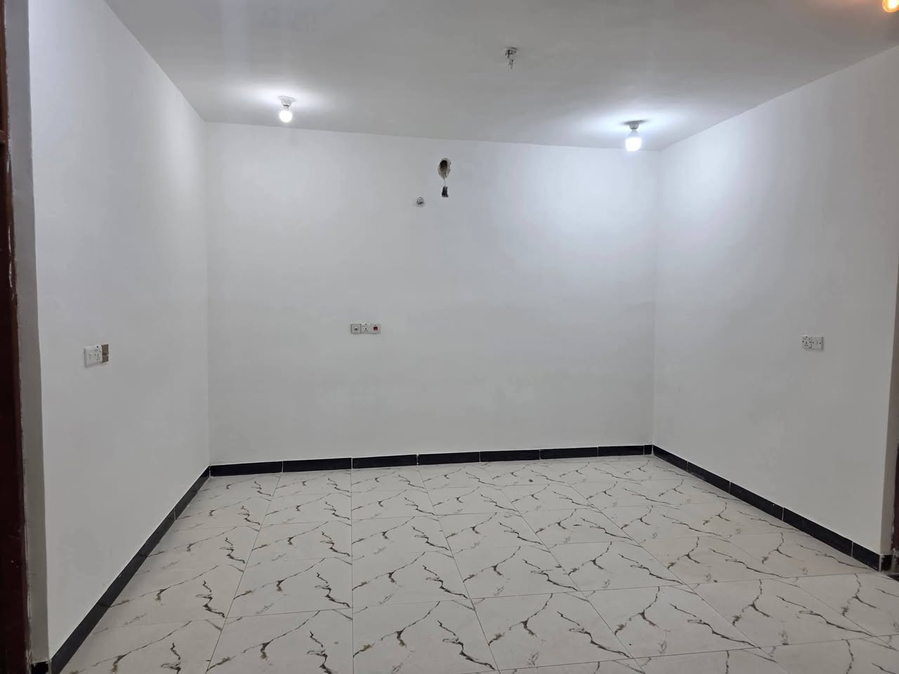 بيت للبيع مساحه ١٠٥م مربع كوت حي الحكيم قرب الكورنيش يبعد عن الكورنيش ١٠٠م تفاصيل البيت طابو سند ٢٥ مرقم من قبل البلديه البناء طابوق يحتوي على غرفة وصالة ومطبخ واستقبال السعر ٤٢ وقابل للتفاوض للاستفسار الاتصال ع الرقم ***********
