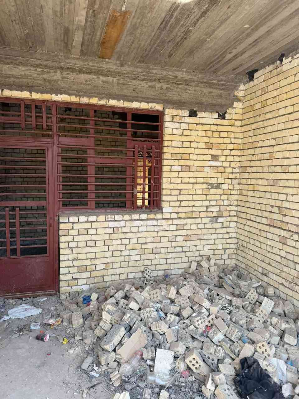 بيت مساحة 150 متر بناء جديد طابوك ورفت في جسر ديالى القديم شارع السواعد يحتوي على غرف نوم عدد2 وصالة واستقبال وحمامات داخلية وخارجية زراعي سند 25 سعر البيت 65مليون وبي مجال الاتصال هاتف ***********و***********يوجد وتساب
