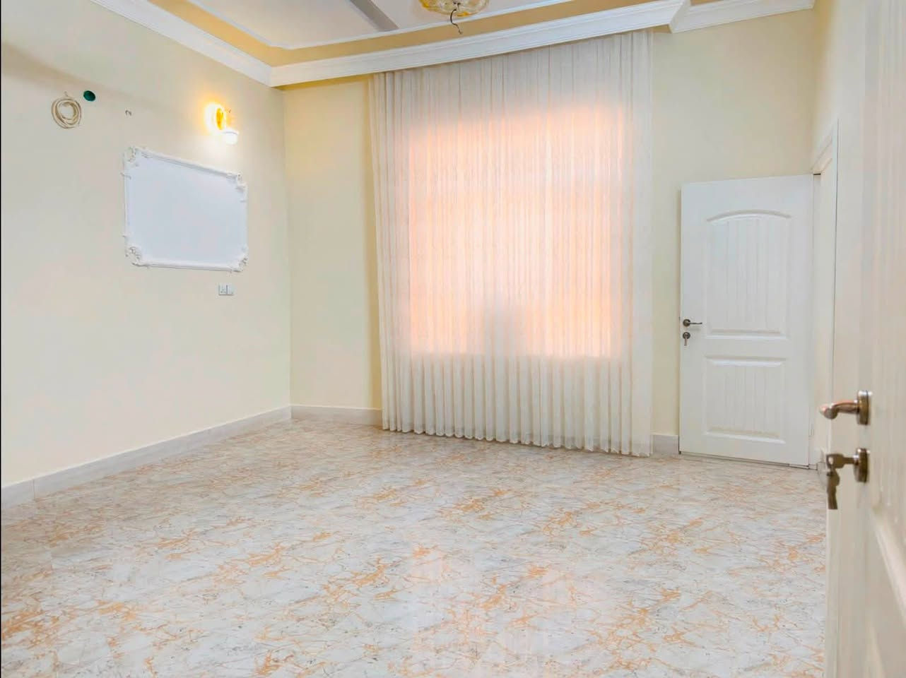 للبيع دار سكني بمساحه 200م الواجه 10 النزال 20 
موقعه الديوم توحيد  البيت بناء طابوق 🧱 
طابق واحد غرفتين نوم صاله مطبخ واسع 
تواصل *********** وحياكم الله
