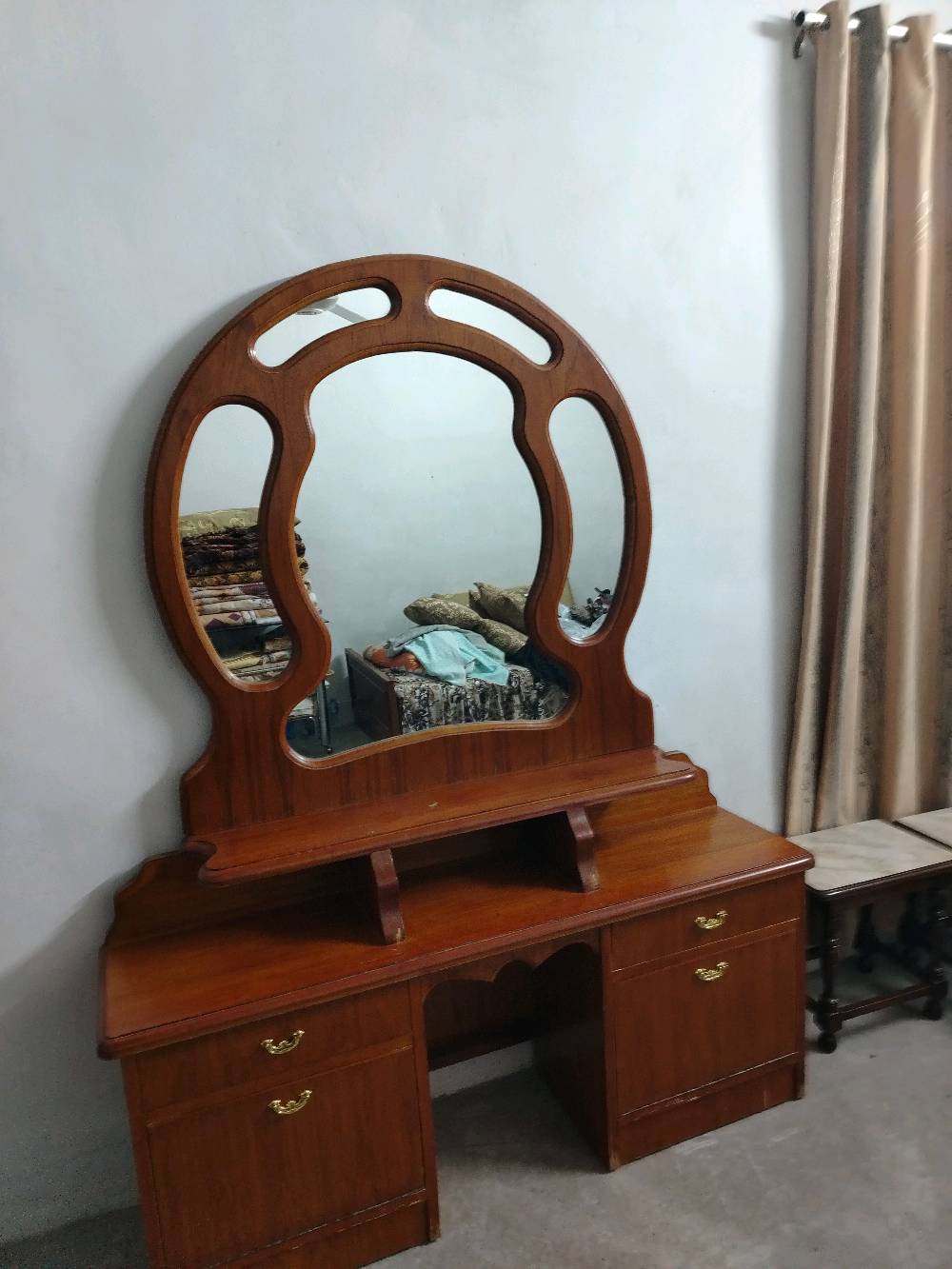 ميز تواليت للبيع السعر 60وبي مجال قليل واتساب فقط للاستفسار ***********