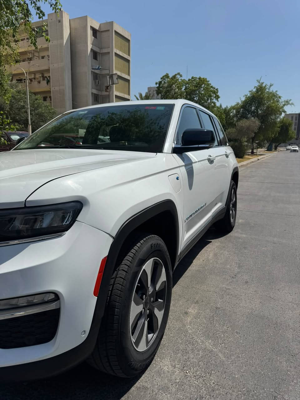 السلام عليكم
للبيع 

** Jeep Grand Cherokee 4xe**

** موديل 2022**

- وارد أمريكي
- ممشى: 45000 كم
- محرك 2.0 تيربو + هايبرد (e-sive
- ⁠-in Hybrid)
- قوة 375 حصان
- دفع رباعي (4x4)
- جير أوتوماتيك 8 سرعات
- لون أبيض / داخلية جلد أسود
-  3 شاشة كبيرة مع Apple CarPlay وAndroid Auto
- كاميرا خلفية
- ⁠صندوق كهرباء
- المقاعد 5 راكب
- حساسات أمامية وخلفية
- تشغيل بصمة ودخول ذكي 4 ابواب
- السيارة بحالة جيدة جدًا وجاهزة للاستخدام

🔹 ملاحظة: السيارة كانت تحتوي على ضرر أمامي وخلفي وتم إصلاحها.

💰 السعر: 270$

📍الموقع: بغداد

للاستفسار يرجى التواصل على الخاص أو الاتصال.

***********
