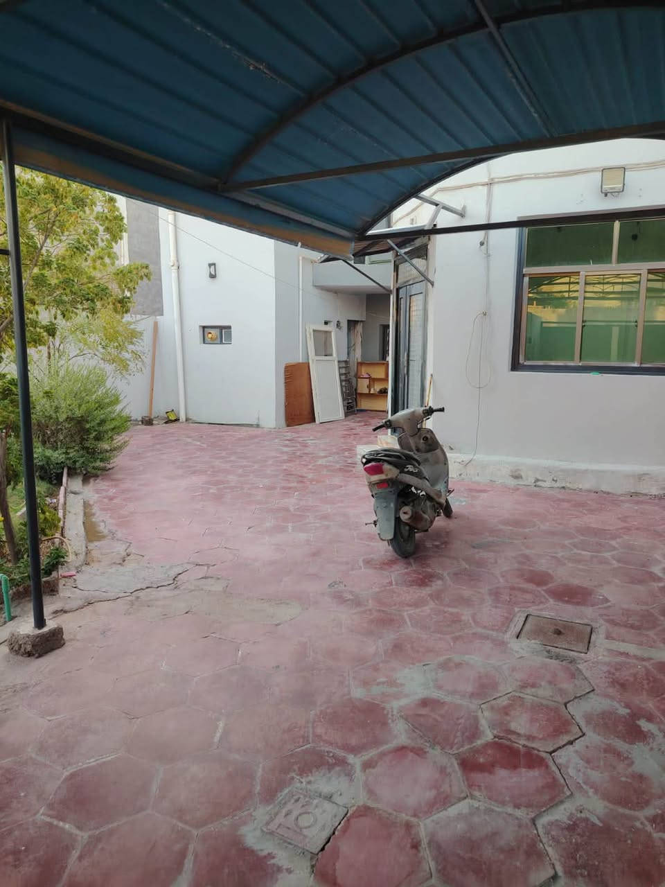 .🛑 دار سكني  للبيع 🛑 
المنطقة : الجزائر 🚩 
اقرب نقطه داله : قرب مدرسه ميسلون

المساحه :  300✅  الواجه 10

التفاصيل : غرفتين نوم وصاله واستقبال ومطبخ وصحيات داخليه وخارجيه 
الطابق الثاني:شقتين كل شقه غرفه وصاله ومطبخ وصحيات
.............
للاستفسار
     مراجعة مكتب رسول الوزني للعقار  
الديوانية . حي الحضارة قرب اسواق طيبة
 للمعلومات ولمزيد من التفاصيل ⬇️
       مراسلة الصفحة  
      ارقام الاتصال 
***********
