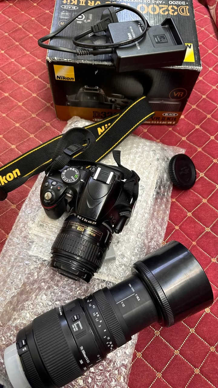 نيكون d3200
الملحقات 
شاحنه + بطارية + حزام كتف كارتونه وكتلوكات كاملة 
عدسة الاصلية ١٨.٥٥ 
زوم 70 : 300 بالكارتون 
السعر ٣٥٠ وبيها مجال للشراي 
مكاني ديوانية توصيل غير متوفر 
للتواصل ***********
