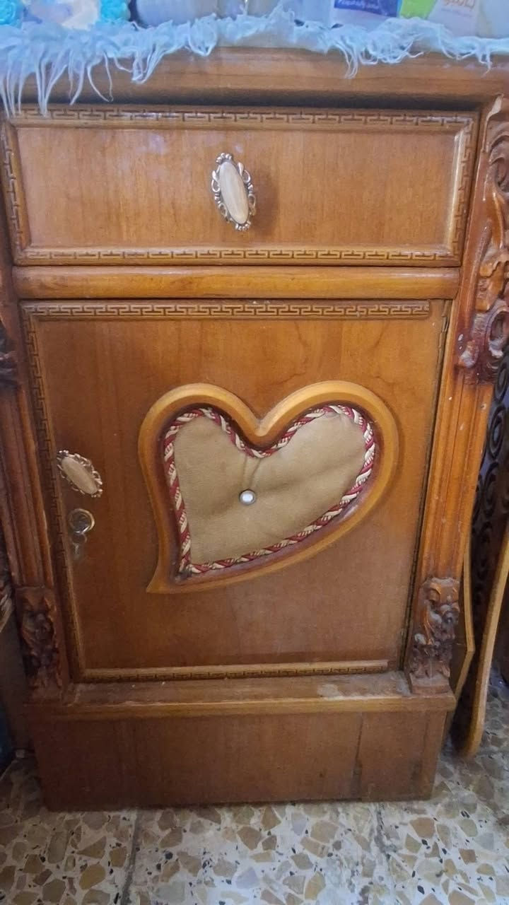 السلام عليكم.
غرفة اخشاب تسكام.  نضيفه كلش. كنتور ٦ بيبات. وكومديات ٢ جربايه. وزايه. وميز مرايه. كلش نضيفه بيه فقط تخسفات. ضربات طفل. يحتاجن تصليح بصيط فقط بالكنتور.  والباقي شخط مابي حتى صبغ ماتحتاج.  للتواصل على رقم فقط. مكاني النجف . ***********
