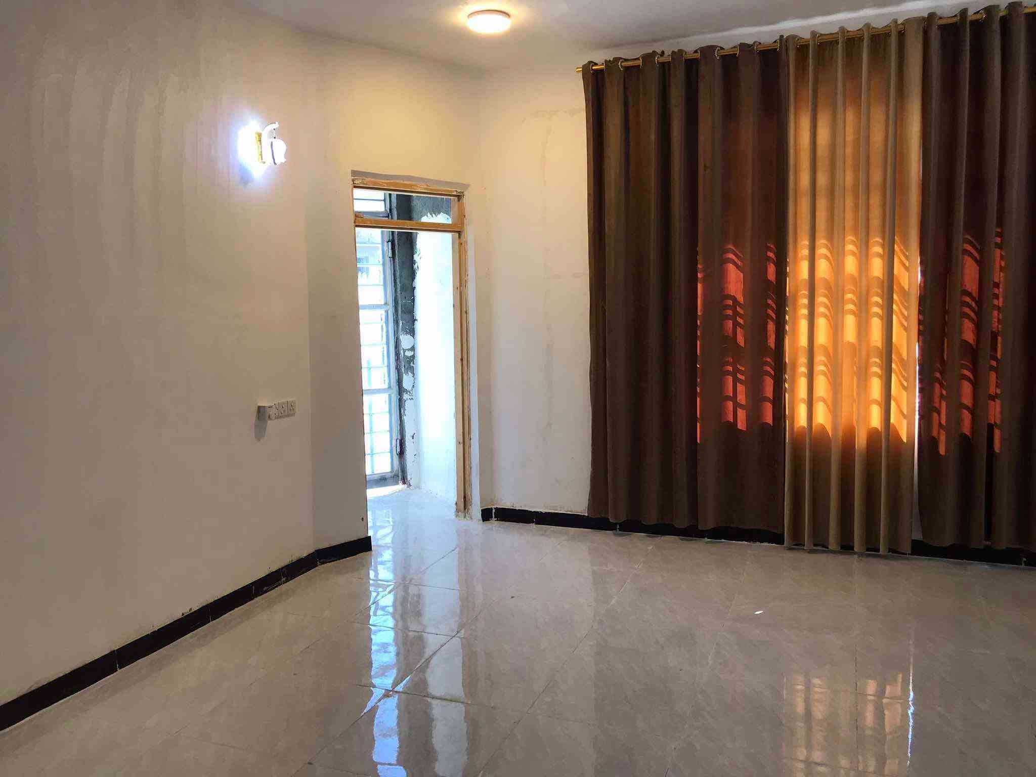 بيت طابو زراعي سند ٢٥ مساحتة ٣٢٠م خلف كوفي الزعيم يحتوي ع غرفتين نوم وصالة واستقبال ومطبخ وصحيات بناء طابوك وسكف صب واساس صب قرب البوابة 
للأستفسار ***********
*********** او مراجعة مكتب أمتار للعقار
