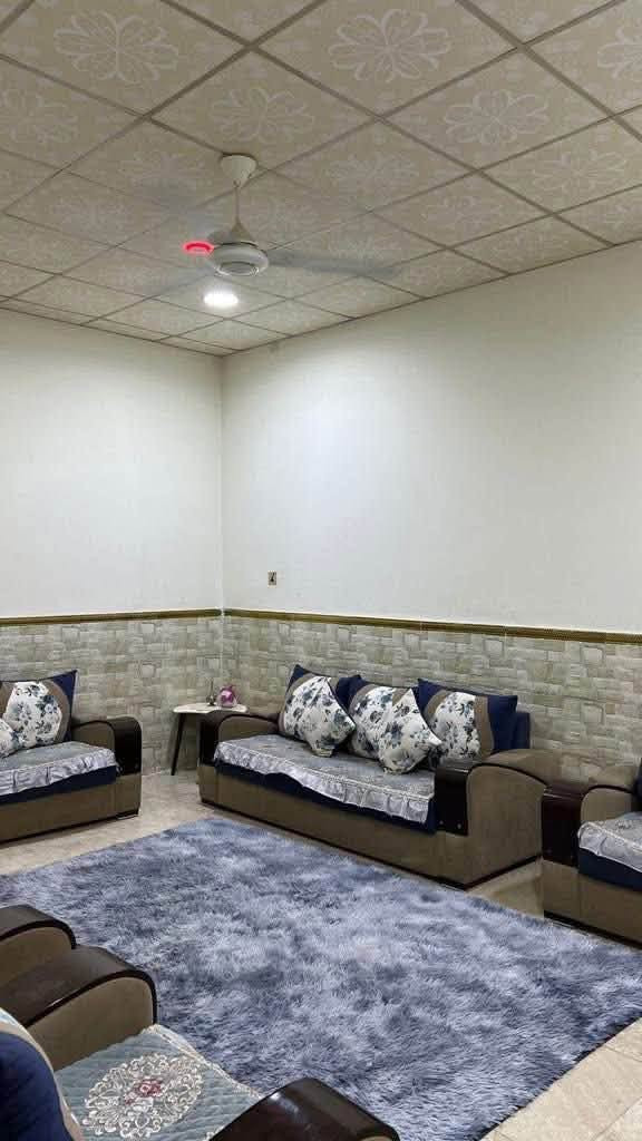 بيت للأجار
القبله حي الرشيد مقابيل الوكيله ام فؤاد

مساحة 216 م

طابقين

 يقع ع شارع 20م بيت حديث

مجموع غرف المنام 6 اثنين منهم ماستر 

ويحتوي على استقبال وصالتين
ومطبخ حار وبارد 

وكراج وصحيات داخليه وخارجيه

الاجار مليون وربع نهائي
#عقارات_احمد_للأستثمار_العقاري 
***********
***********
