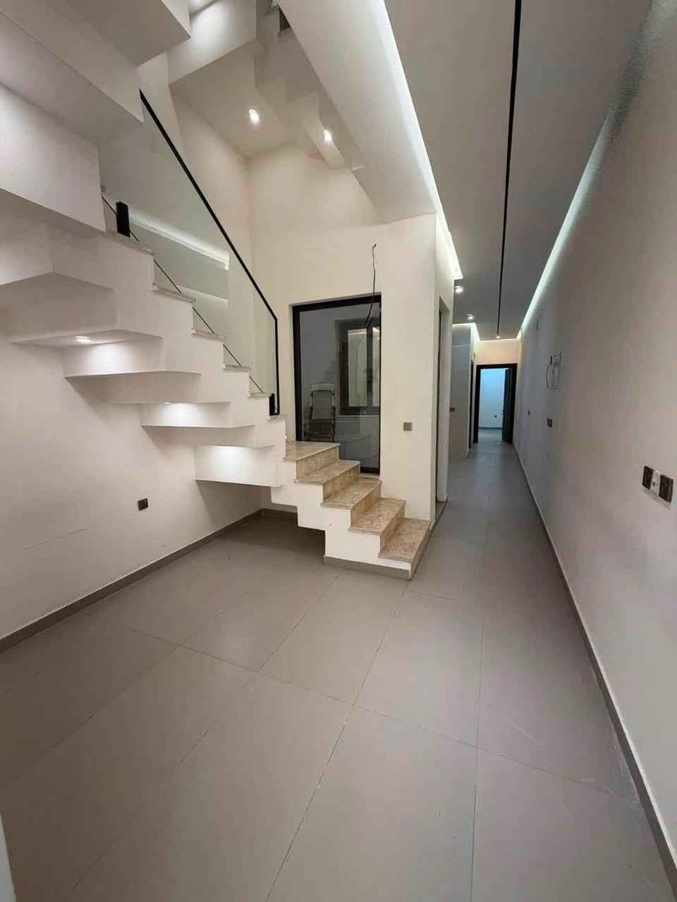 🏡 للإيجار | بيت درجة أولى على شارع ١٥ متر

✨ فرصة مميزة للسكن الراقي في موقع مميز، بيت يتميز بتوزيع عملي ومساحات مناسبة للعائلة، ويقع على شارع عرضه ١٥ متر.

📍 تفاصيل العقار:
• ٣ غرف نوم
• صالة
• مطبخ
• ٣ مجموعات صحية
• تشطيب درجة أولى
• شارع عرض ١٥ متر

🔑 بيت جاهز ليكون عنوان راحتكم واستقراركم.

📞 للاستفسار والتفاصيل، يرجى التواصل معنا.

مكتب المصطفى للاستثمار و التطوير العقاري
📱 ***********

#للإيجار #بيت_للإيجار #بيت_درجة_أولى #شارع_١٥_متر #عقارات_بغداد #عقارات_السيدية #عقارات #استثمار_عقاري #تطوير_عقاري #مكتب_المصطفى #بغداد
