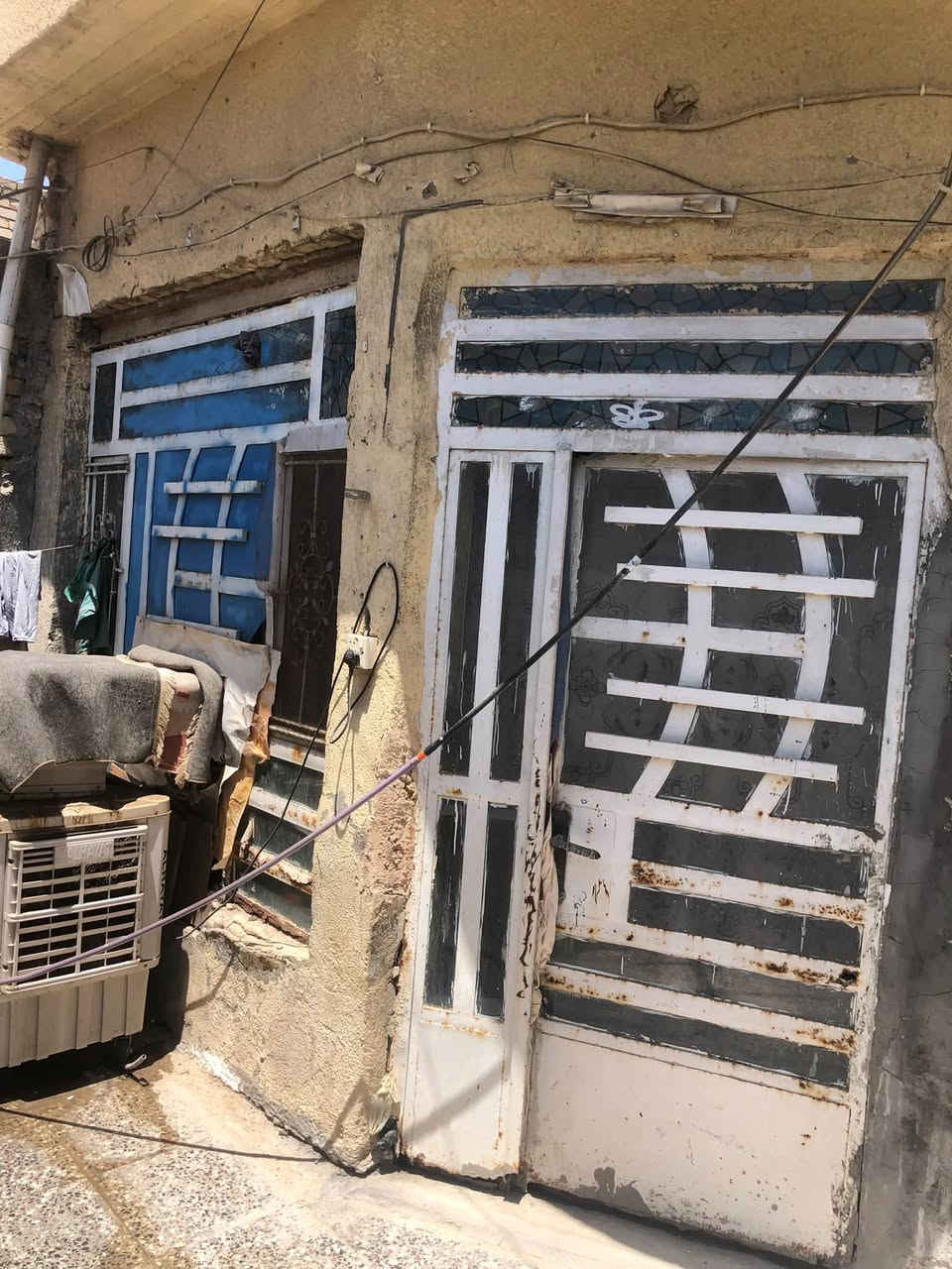 سلام عليكم دار مساحه مية متر مربع بناء طابوك السكف صب الدار يتكون من ستقبال وهول زاد خرفه اخيره طابق الثاني يحتوي على غرفه الدار ركن قريب على ابو اكرم الكصاب اتصال بصاحب الدار ***********
