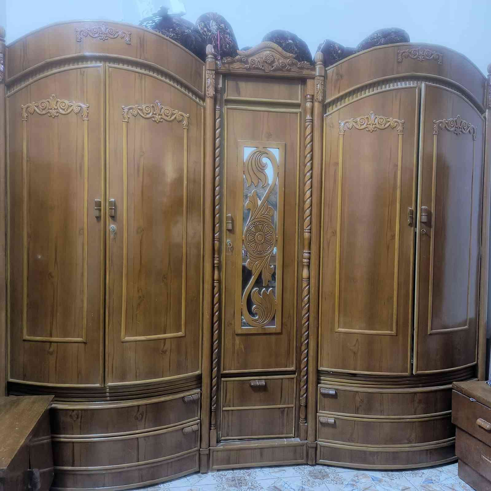 غرفة نوم للبيع اخوان مستخدم شي قليل الغرفه جديده احله من الصور كامله ملحقاتها حته قاعدت الجربايه قطع الواح شغل الموصل درجه اوله مكانها ب البدير اليريدها يخابرني او مراسلت الصفحه ***********

