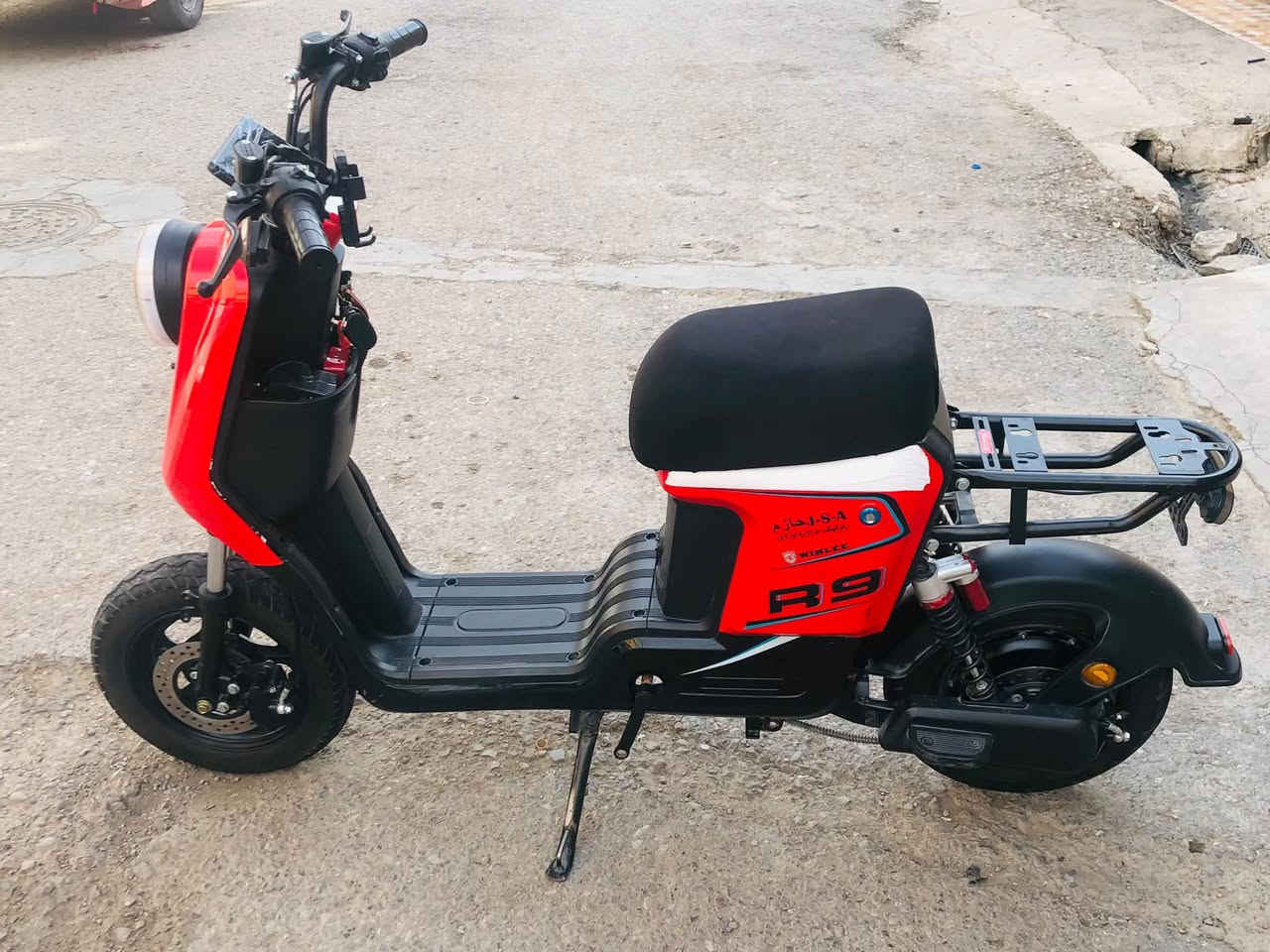 للبيع دراجه R9 موديل 2024
5 بطاريات 32 امبير 
 دراجه اي نقص مابيها جامرلغ الكشن الخلفي كلة كامل وموجود
السعر / 400 وبيه مجال للطيبين 💖
العنوان / ديالى بعقوبه فلكة الامين .🔴 
الرقم والاستفسار/***********
