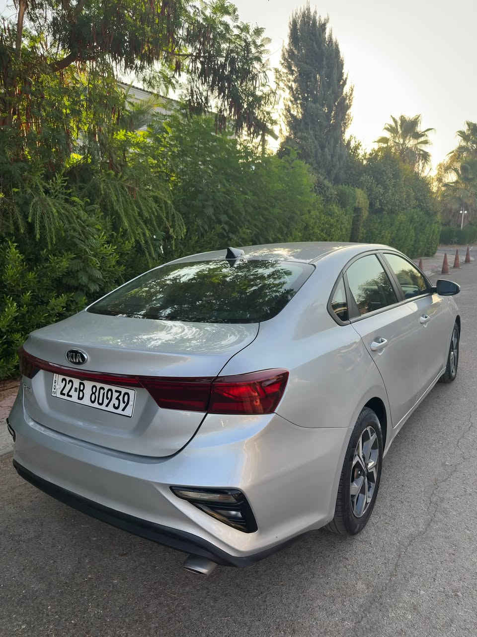🚗 كيا فورتي (Kia Forte) في اربيل - موديل 2021 (وارد أمريكي)
أبرز المواصفات:

 المحرك: 4 سلندر بسعة 2.0 لتر (تنفس طبيعي) مع قير أوتوماتيك ذكي.

 المسافة المقطوعة: 62,942 ميل (ما يقارب 101,000 كم).

 اللون: فضي مميز (Silky Silver) وداخلية قماش أسود.

 الجنوط: ألومنيوم قياس 16 بوصة.

 الأنظمة والتكنولوجيا:

 نظام الحفاظ على المسار وتنبيه الخروج عن الطريق (تحكم على الطريق).

 شاشة وسطية لمسية تدعم Apple CarPlay و Android Auto.

 كاميرا خلفية ومثبت سرعة.

حالة البودي والإيرباجات:

 الحادث: خفيف جداً.

 الصبغ: 4 قطع صبغ فقط.

 الإيرباجات: الإيرباجات الأساسية (السائق والراكب والمقاعد) سليمة بالكامل، المتأثر فقط إيرباج البردة (الستارة الجانبية).

للاستفسار عن السعر التواصل على الخاص.
او على الواتس: ***********
