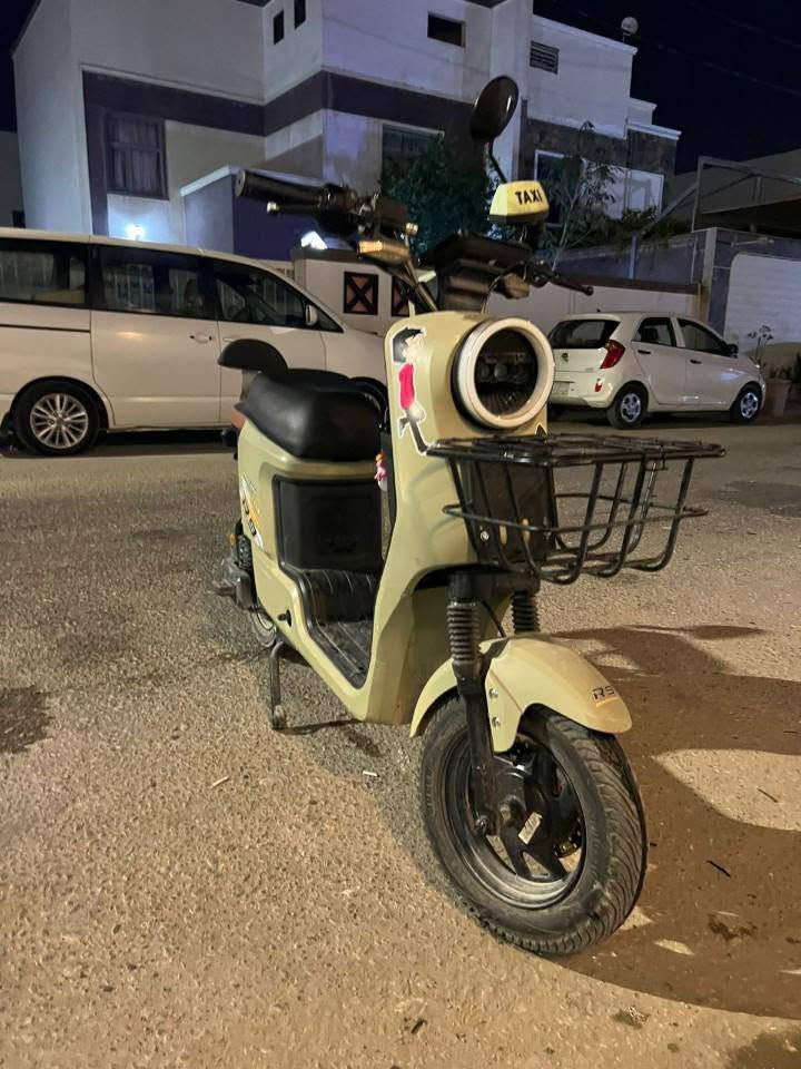 السلام عليكم للبيع فقط دراجة شحن R9 موديل 2024 
مواصفات للبيع دراجة شحن R9 موديل 2024 🚲⚡

🔹 الموديل: R9
🔹 عقل رياضي
🔹 5 بطاريات
🔹 دراجة نظيفة وجاهزة للاستخدام
🔹 الشحن والسحب ممتاز
🔹 لون زيتوني 
🔹 السعر: [350 وبيه مجال] 💰

للاستفسار والتواصل:  ***********
