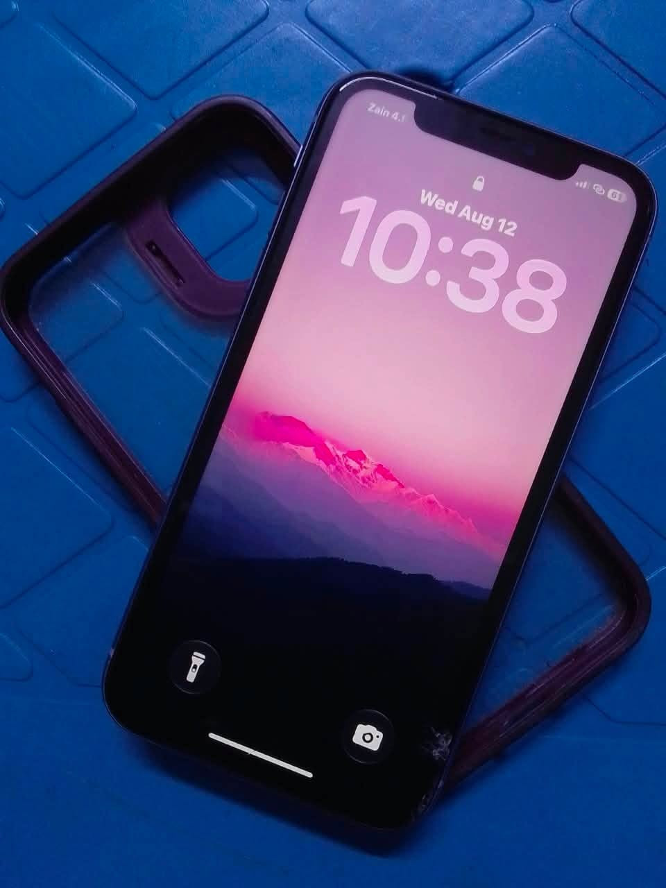 جهاز iphone 11 العادي 
نموذج M
ذاكرة128
بطارية91
الاضرار:-
1-فقط سماعة المايكروفون المستقبلة للصوت عند الكالمات بيها خلل 
2-الكاميرا الامامية تشكل اثناء التصوير فقط وليس عند تسجيل الفيديو مع غواش طفيف 
3-كسر في الشاشة الامامية مثل ماموضح بلصورة من دون تاثير عند الاستخدام 
السعر خاص-***********
