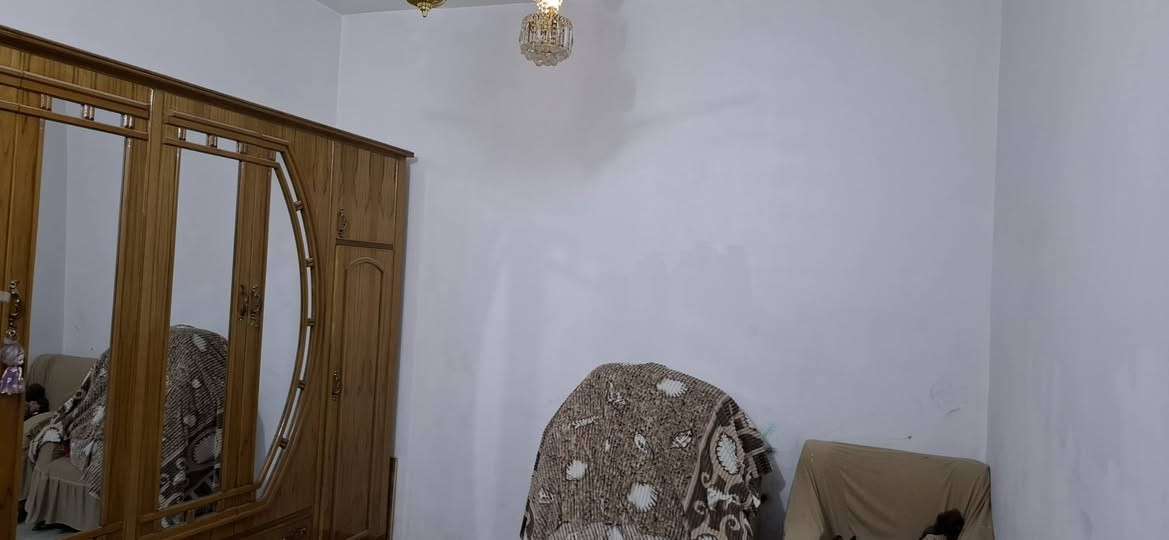 السلام عليكم ..بيت 100 متر طابقين بي غرفتين في الطابق الثاني وغرفة وصالة واستقبال في الطابق الاول صحيات داخلية وخارجية ..البيت على شارع 80 ثاني فرع للشراي فقط *********** شارع 10 متر

