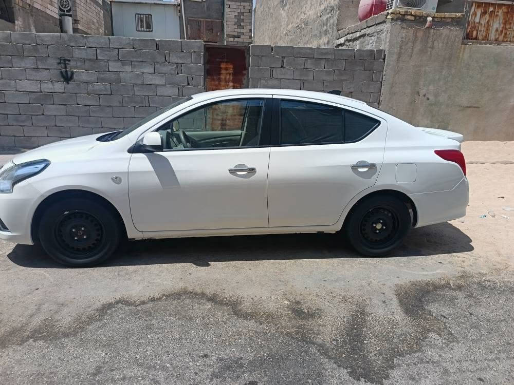 نيسان صني هندي مديل 24 ماشيه ٣٤ السياره جديده بيه كارت بل بنيد اشويه وبيه طبه بل كير بصيط السعر ١٠٥ رقمي *********** البصرة, العراق

