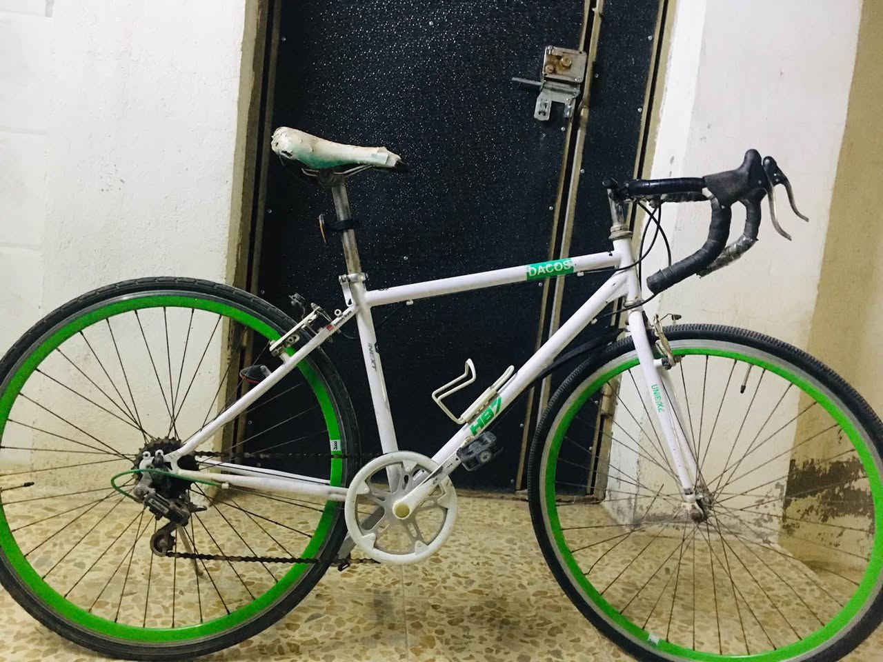 رود c700
ماركة DACOS 
فريم حديد
وياله واستيرن الامنيوم 
نقصه بس (ماسحة او فحمة مال لبريك الامامي)
سعره 75 الف 
مكاني  مدينة الصدر 
وتواصل واتساب *********** 
او مراسلة الصفحة
