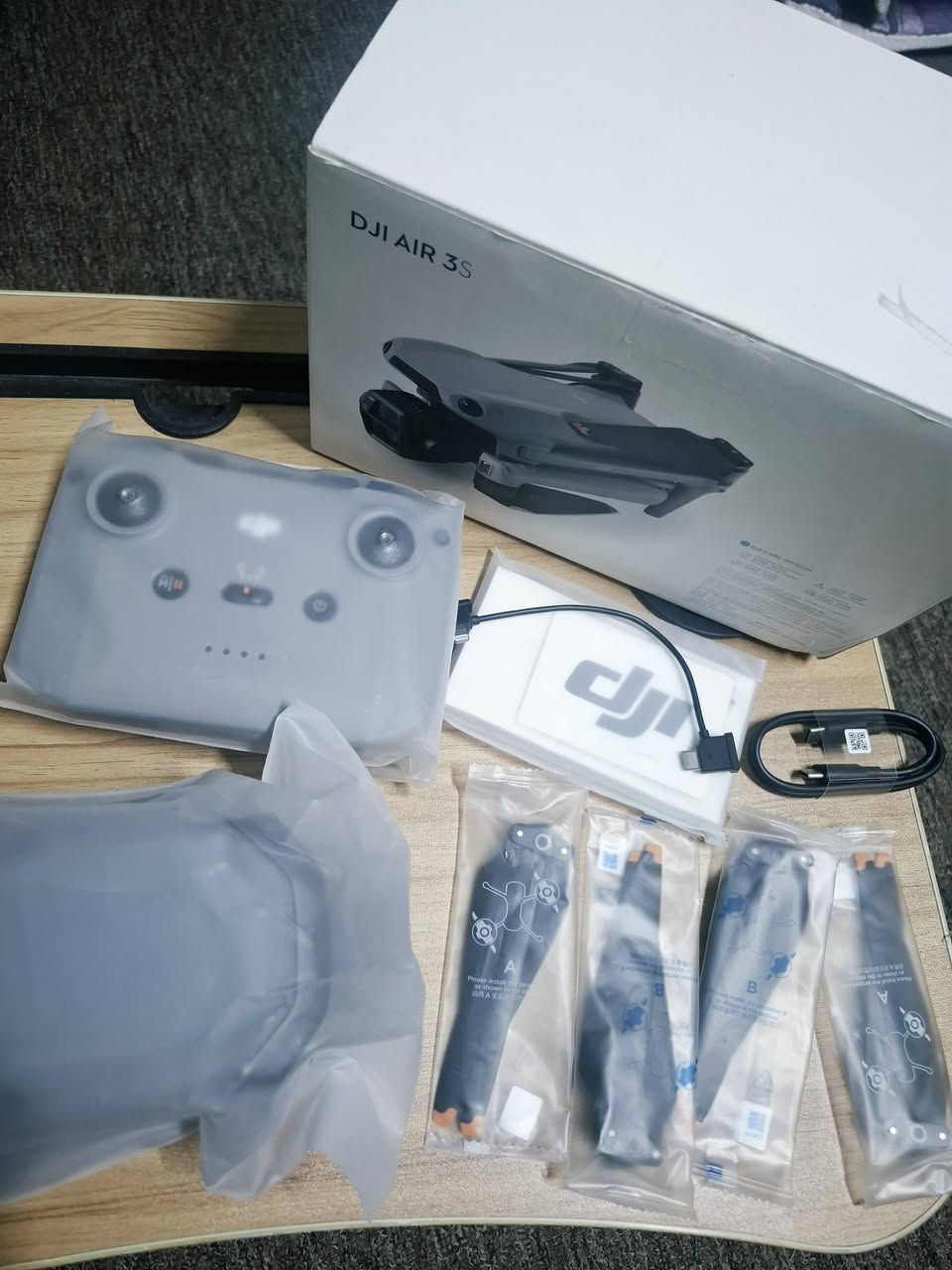 DJI Air 3 S single اير ثري اس سنكل
استخدام اسبوعين فقط ابيع جديدة انطي ضمان الي ماله شغل بيها وميعرف يعبر المنشور
مكاني بغداد تجي تفحص وتاخذ توصيل ماعندي 
***********
