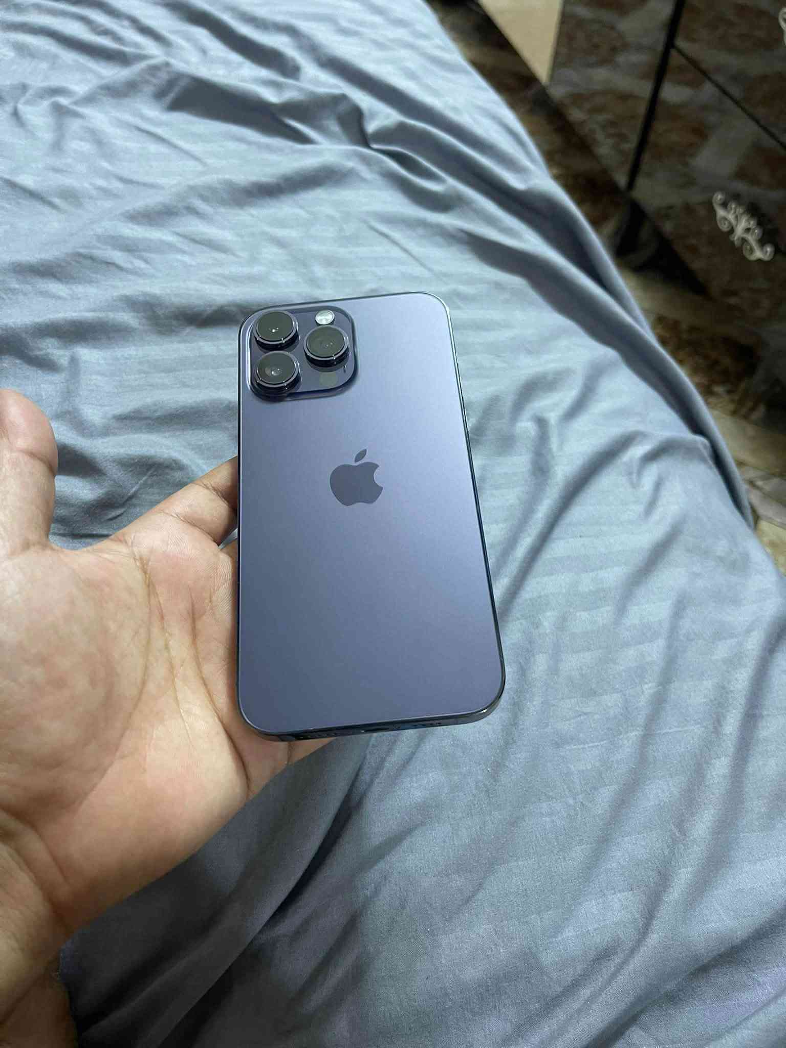 إيفون ١٤ برو ماكس ذاكره ٢٥٦ بطاريه ٨٧ جهاز كلش نظيف لا مفتوح ولا مصلح بدون غراض
الجهاز دبل سيمكارت انتبه دبل سيمكارت تاخذه من باب بيتي 
سعره ٨٢٥ الف قفله 
مكاني بغداد سيديه 

***********

نص مكتوب في الصور:
- ٨:١٧
- حالة البطارية والشحن
- كما هو الحال مع البطاريات القابلة لإعادة الشحن، بطارية الهاتف قابلة للاستهلاك وتصبح أقل فاعلية مع الوقت. معرفة المزيد...
- الحد الأقصى للقدرة
- ٨٧٪
- هذا قياس لقدرة البطارية مقارنة بقدرتها عندما كانت جديدة. قد تتسبب القدرة المنخفضة بتقليل ساعات الاستخدام بين عملية الشحن والأخرى.
- أقصى قدرة للأداء
- ستساعد الأنظمة المضمنة في النظام والمكونات في تخفيف آثار الأداء التي قد تلاحظها أثناء التقدم الكيميائي في عمر بطارية iPhone.
- شحن البطارية المحسن
- للحد من استنزاف عمر البطارية، يتعلم الـ iPhone من عادات الشحن اليومية، بحيث ينتظر ولا يتجاوز ٨٠٪ حتى يحين موعد حاجتك إلى استخدامه.