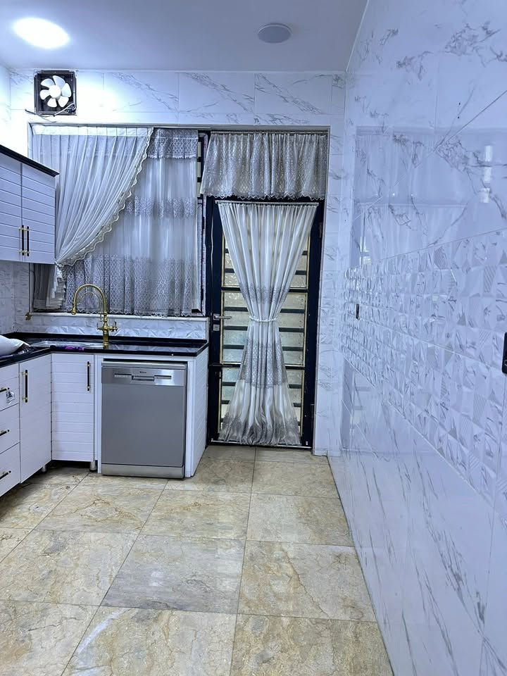 بيت للبيع في بغداد – الدورة
📍 الموقع: الدورة – خلف كلية الهادي
📐 المساحة: 100 متر
🏢 3 طوابق
🛏️ 5 غرف نوم
🚿 4 حمامات
🛋️ مؤثث بالكامل وجاهز للسكن

✨ مناسب للسكن أو الاستثمار التجاري
✨ موقع مميز وقريب من الخدمات

📱 للاستفسار والتواصل عبر واتساب فقط:
***********

