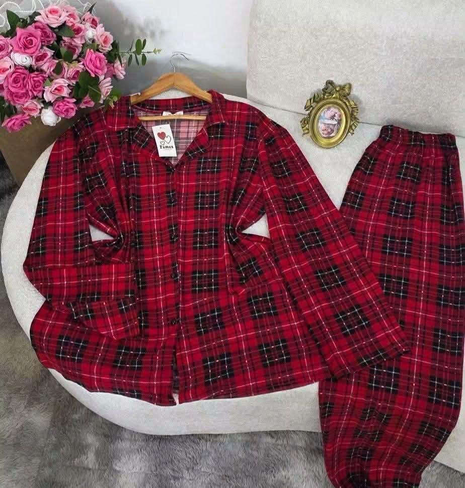 وصل وصل 😍🔥
تراك كاروهات يجننننن 😮‍💨❤️
والخامة؟ ما أحجيلكم عليها 😍✨ ناعمة وفخمة بشكل!

👗 يلبس لحد وزن 85 كغم
واللي تحب الكاروهات لا يفوتهااا 💕
