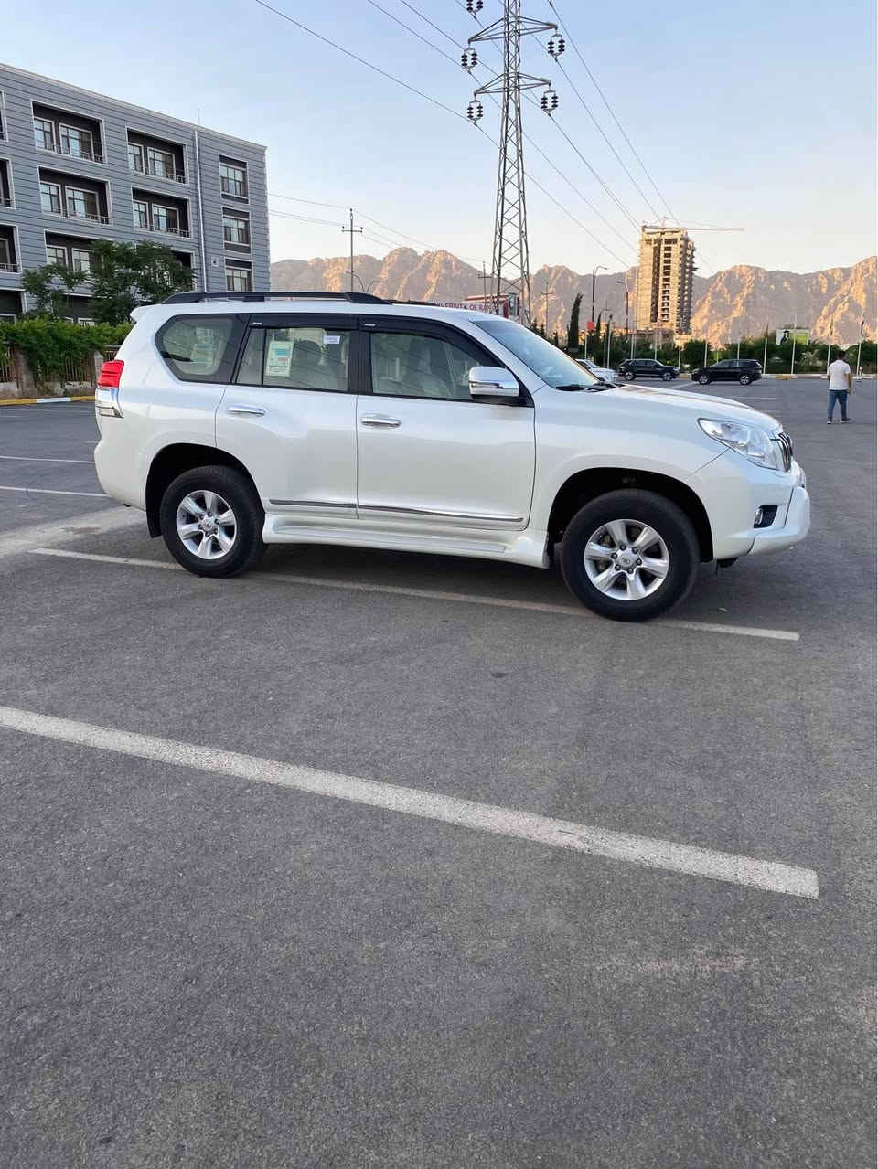 ***********
 تويتا پرادؤ V6 مه كينه شه ش پستؤن  
 موديلي 2013
 ٣ريز كوشن
 160 km كيلؤمه تر رؤيشتوه 
   سپير له كؤل سپيري دانه به زيوه 
 به سمه يه 
  سه لاجه يه 
 ده رگا به سمه يه 
 هؤكه 
 زور مواسه فاتي تر فوله به س سلايت نيه 
 مه كينه ي لؤك لؤكه نه كراوه ته وه  به شه رتي ١٠ فيته ر 
 سه نه وي هه تا 2028 تازه يه 
 ٤ تايه ي لؤكي ده لوبي ئه سلي له ژيره
 شوين رانيه 

نرخي 268 گه لا 

  ***********  ڤايبه ر واتسابي له سه ره رانية, السليمانية
