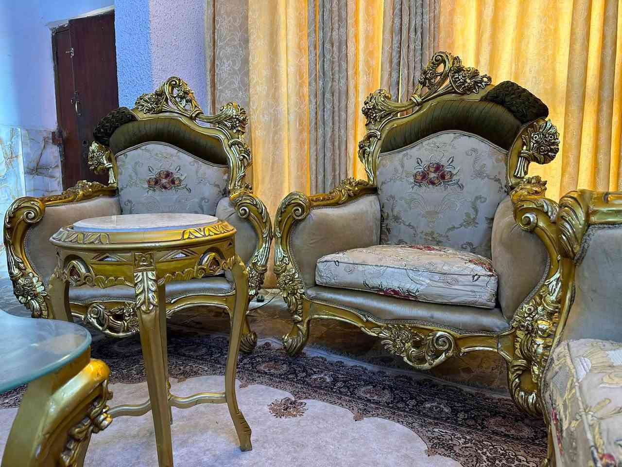 تخم مصري خشب زان عشر مقاعد مع ثلاث طبلات مرمر نظيف جداً مكانه المنصور السعر ٨٥٠  ***********
