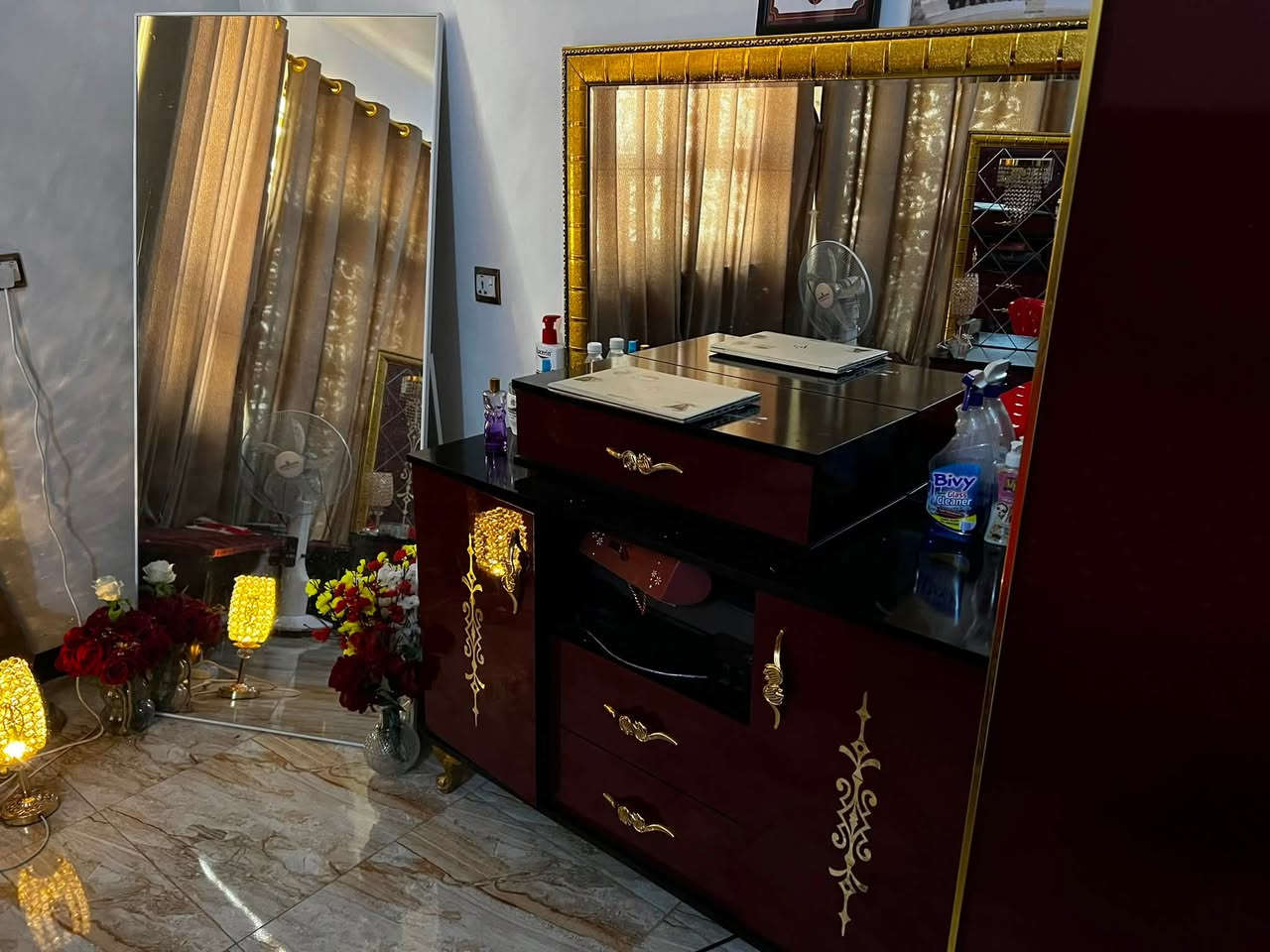 السلام عليكم اخوتي
غرفة متكونة من ٨ قطع 
كنتور وجربايه و٢ كومدي و ميز تواليت ومُلحق جربايه وجرارات وميز تلفزيون 
والغرفة مُستعمله ونظيفة ب ٦٥٠ الف عده الدوشك
اذا وي دوشك الجربايه الطبي تصير 800 الف.
*********** واتساب
