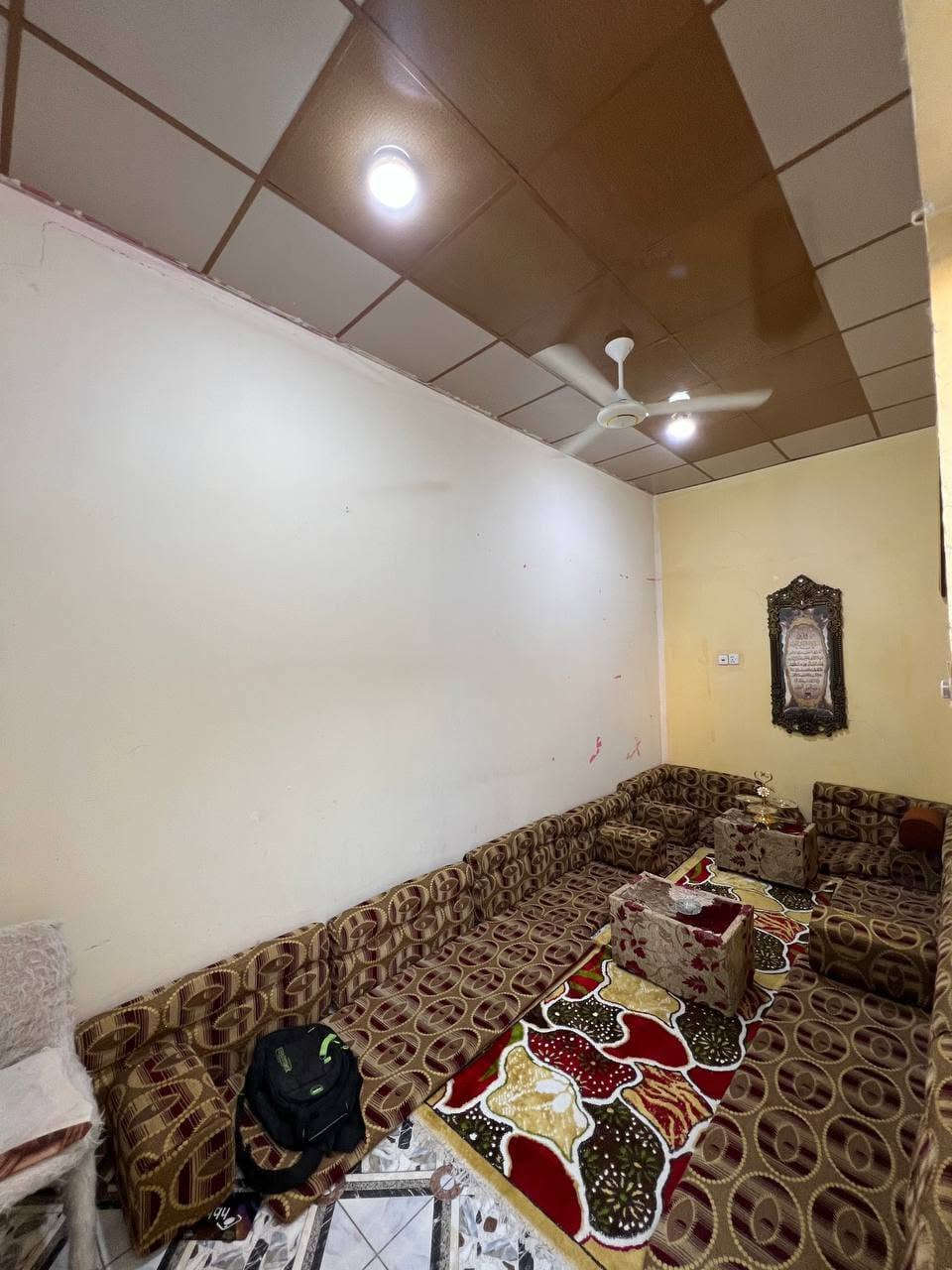 بيت طابقين للبيع طابو زراعي عراقي سند 25 

في ابو خصيب الحي العسكري 

مساحة البيت 100 متر 

يحتوي البيت على 4 غرف منام وصاله ومطبخ وحمام داخلي وحمام خارجي+كراج 

الطابق الاول يحتوي على غرفتين وصاله ومطبخ وحمام 

الطابق الثاني يحتوي على غرفتين 

السعر المطلوب 65 مليون وبي مجال شي بسيط 

لاستفسار تواصل على رقم ***********
