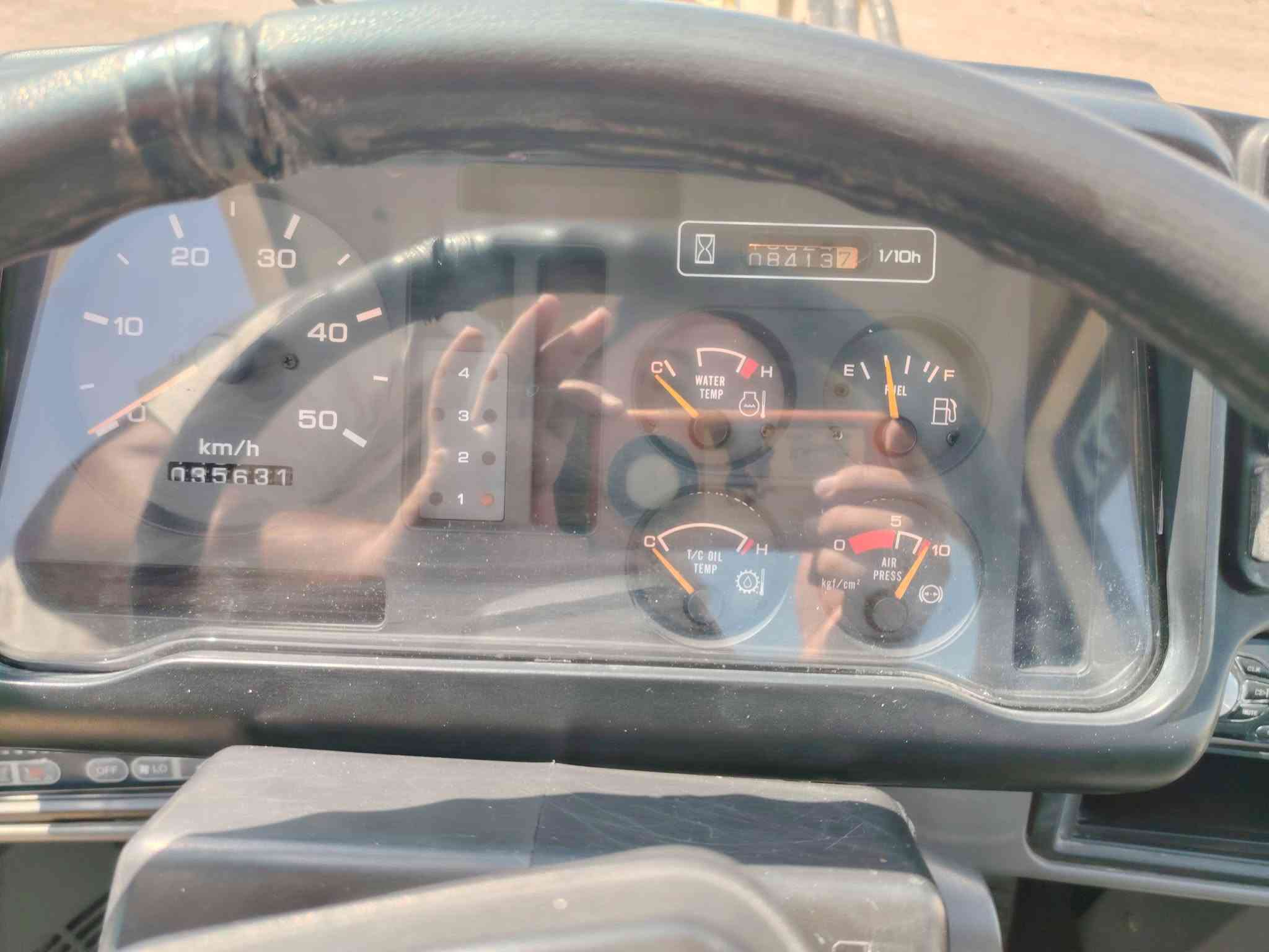 السلام عليكم للبيع شفل كاوسكي 80 zA موديل 2000 دخول جديد منفيس مكفول كفاله عامه مكينه كارتون عداد الساعات 8000 ساعه وارد اليابان العنوان واسط الصويره الاستفسار علئ الرقم ***********
