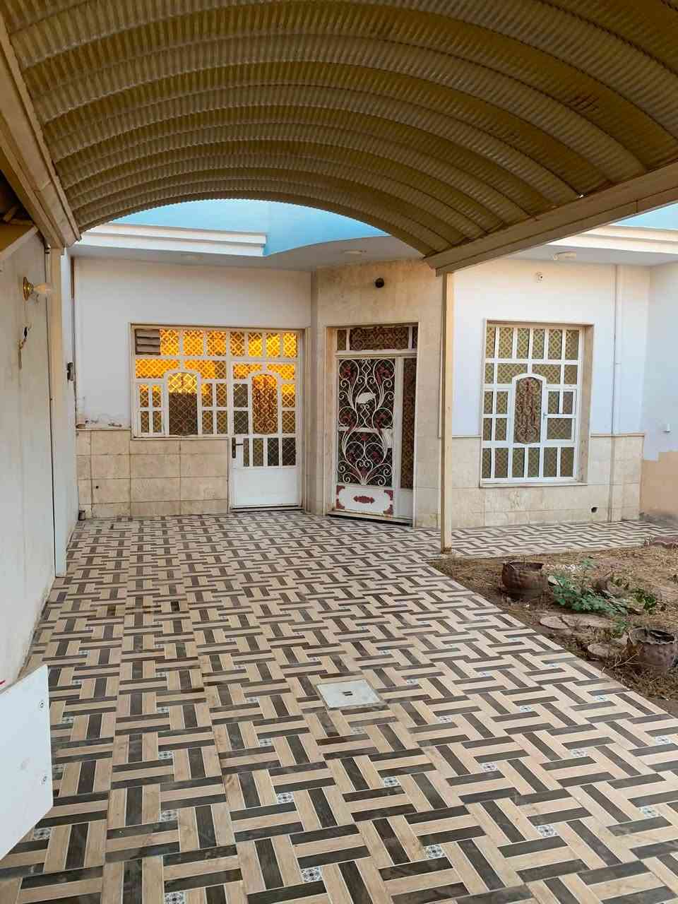 للإيجار 
بيت بمساحة 200 م طابقين 
أربع غرف نوم ،، ضيوف  ،، صالة  ،، مطبخ  ،، خدمات  ،، كراج  وحديقة . 
سبعة نيسان المدخل الجديد  مجاور  معهد  كويا  بنفس الشارع 
الايجار  650  الف 
***********

