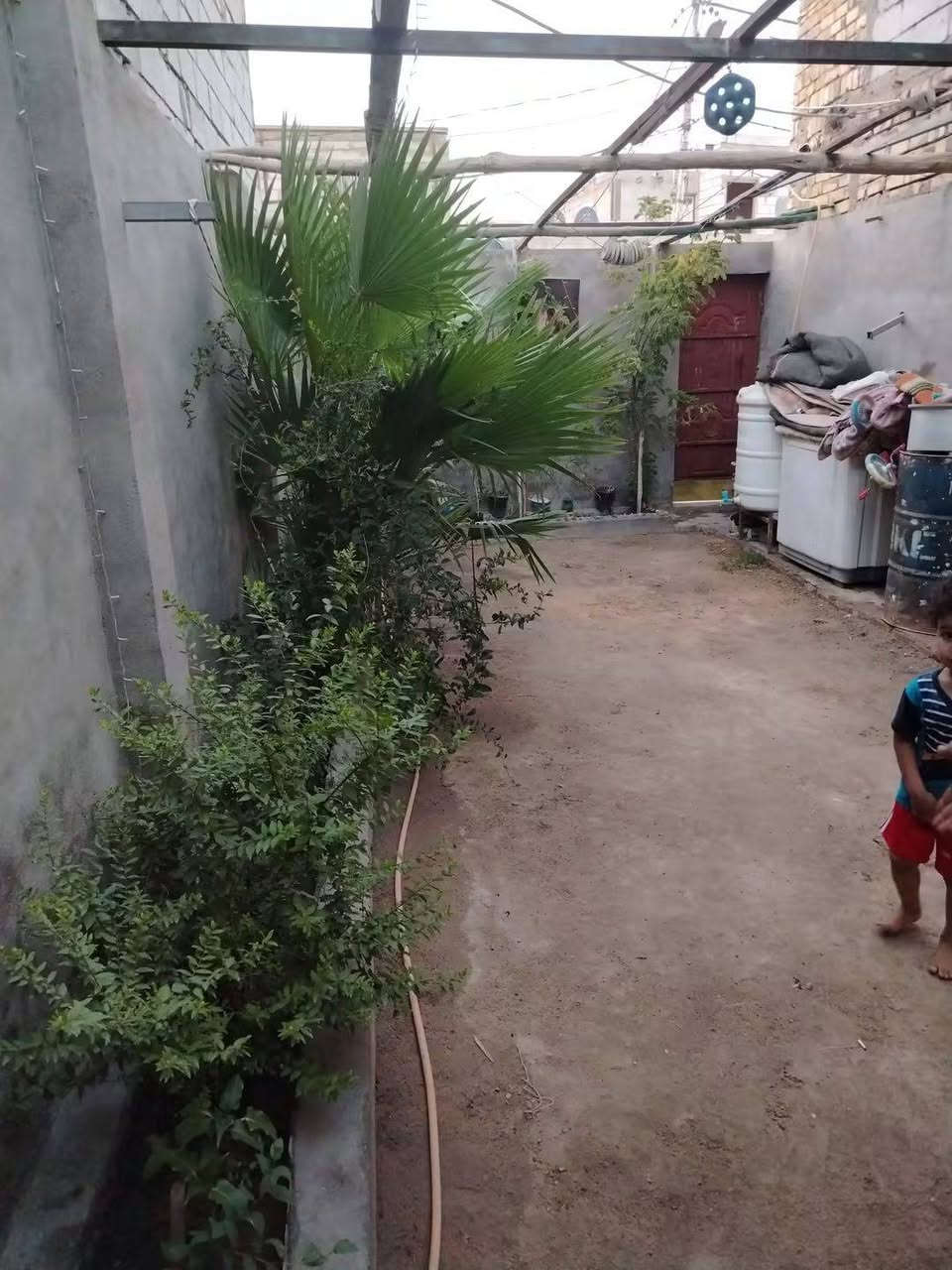 سلام عليكم دار ١٠٧ م بناء ٥٠ والباقي حديقه أساس رفت بناء طابوك سقف صب كونكريت طابقين يتكون من غرفتين وصاله ومطبخ وصحيات وحديقه داخل البيت السعر ٣٠ وبي مجال العنوان سايدين المطار شارع علكم الشبلي تواصل مكتب الغريري ركن شارع حاتم الخير الرقم 
***********سيد احمد
