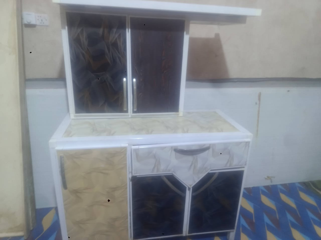 كاونتر • نظيف • بدون سنك