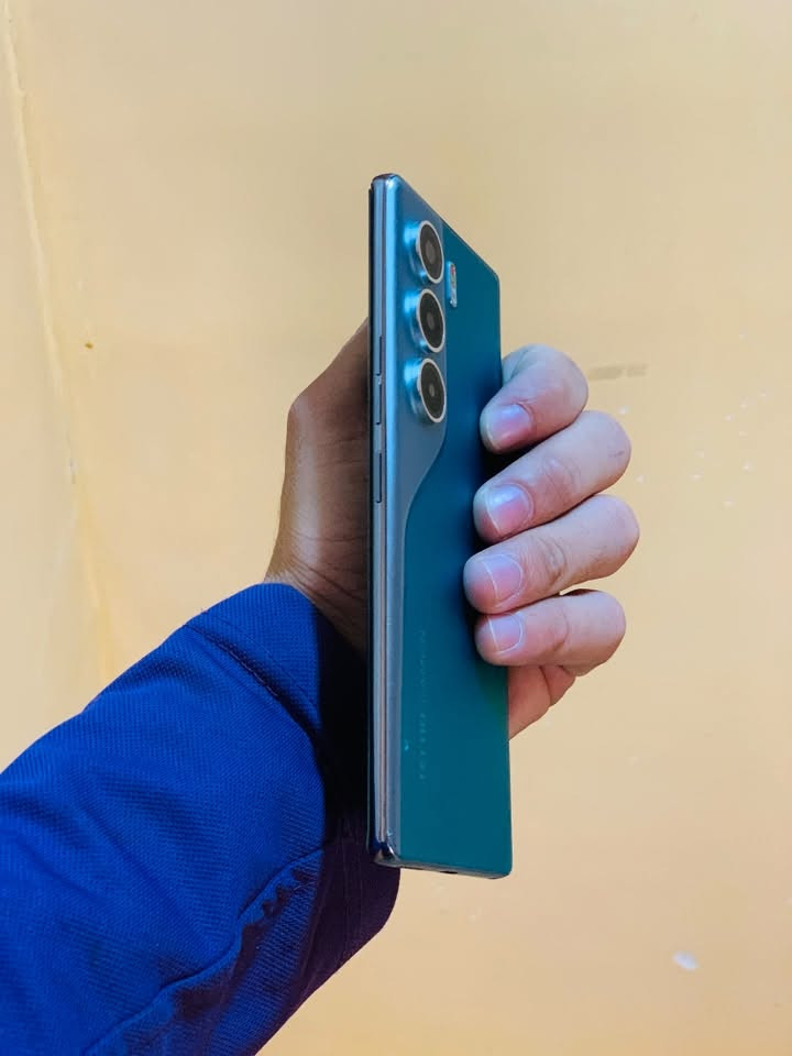 Tecno Camon 40 Pro 5G
بسعر 375 وبي مجال قليل

الذاكرة 256GB

الرام 12+12

المعالج Dimensity 7300 Ultra

ينطيك 90 فريم بالببجي 

تردد الشاشة 144Hz 

كاميرا 50MP

بصمة بالشاشة 

بطارية 5200mAh

جهاز كلش حلو ونظيف 
المكان موصل ايمن

***********رقمي اتصال موجود 
نضافه 100 ‎%‎
