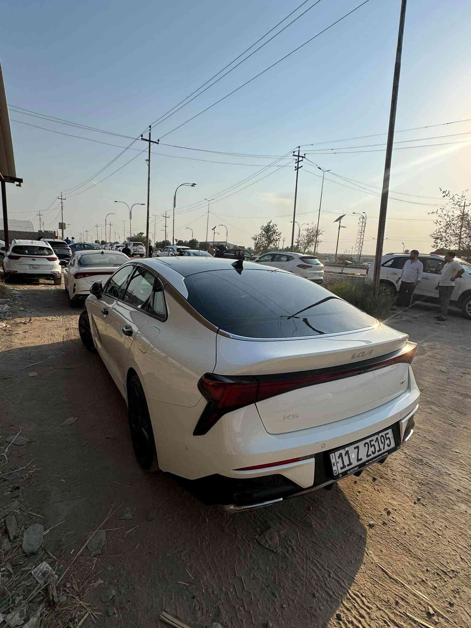 🔹
إسلام عليكم اخوان السياره تجي بمواصفات GT1 اعلئ فئة موديل 25 
✅ فتحة سقف بانوراما
✅ مصابيح LED أمامية وخلفية
✅ إضاءة نهارية LED
✅ شبك GT رياضي
✅ جناح خلفي مدمج
✅ مخارج عادم رياضية مزدوجة
✅ مرايا كهربائية (شفط) مع إشارات
✅ حساسات أمامية وخلفية (4)
✅ كاميرات 360°(4)

🔹 التجهيزات الداخلية:

✅ شاشة عدادات رقمية 12.3 إنش
✅ شاشة ترفيه 12.3 إنش
✅ Apple CarPlay وAndroid Auto
✅ نظام صوت BOSE Premium
✅ مقاعد جلد رياضية GT
✅ مقعد السائق كهربائي مع ذاكرة (Memory Seat)
✅ مقعد الراكب كهربائي
✅ تبريد وتدفئة للمقاعد الأمامية
✅ تدفئة المقود (Heated Steering Wheel)
✅ Paddle Shifters خلف المقود
✅ شاحن لاسلكي
✅ تشغيل بصمة (Smart Key)
✅ دخول ذكي بدون مفتاح
✅ تشغيل عن بعد
✅ مكيف أوتوماتيك  قطعتين 

🔹 أنظمة السلامة:

✅ مثبت سرعة ذكي (Smart Cruise Control)
✅ فرملة طوارئ تلقائية (Forward Collision Avoidance Assist)
✅ المحافظة على المسار (Lane Keeping Assist)
✅ المساعدة على البقاء في منتصف المسار (Lane Following Assist)
✅ مراقبة النقطة العمياء (Blind Spot Collision Avoidance)
✅ كاميرا النقطة العمياء داخل شاشة العدادات (Blind View Monitor)
✅ تنبيه حركة المرور الخلفية (Rear Cross Traffic Alert)
✅ حساسات اصطفاف أمامية وخلفية
✅ نظام الثبات الإلكتروني (ESC)
✅ مانع الانزلاق (TCS)
✅ مراقبة ضغط الإطارات (TPMS)
✅ وسائد هوائية متعددة 

✅ماشيه ١٦ بحالة الوكالة 

   الحادث مرفوق بالصور مع وجود السونار 
مكان السياره بابل الحله. للتواصل متواجد بالفيس او الاتصال بالرقم *********** يوجد واتساب
