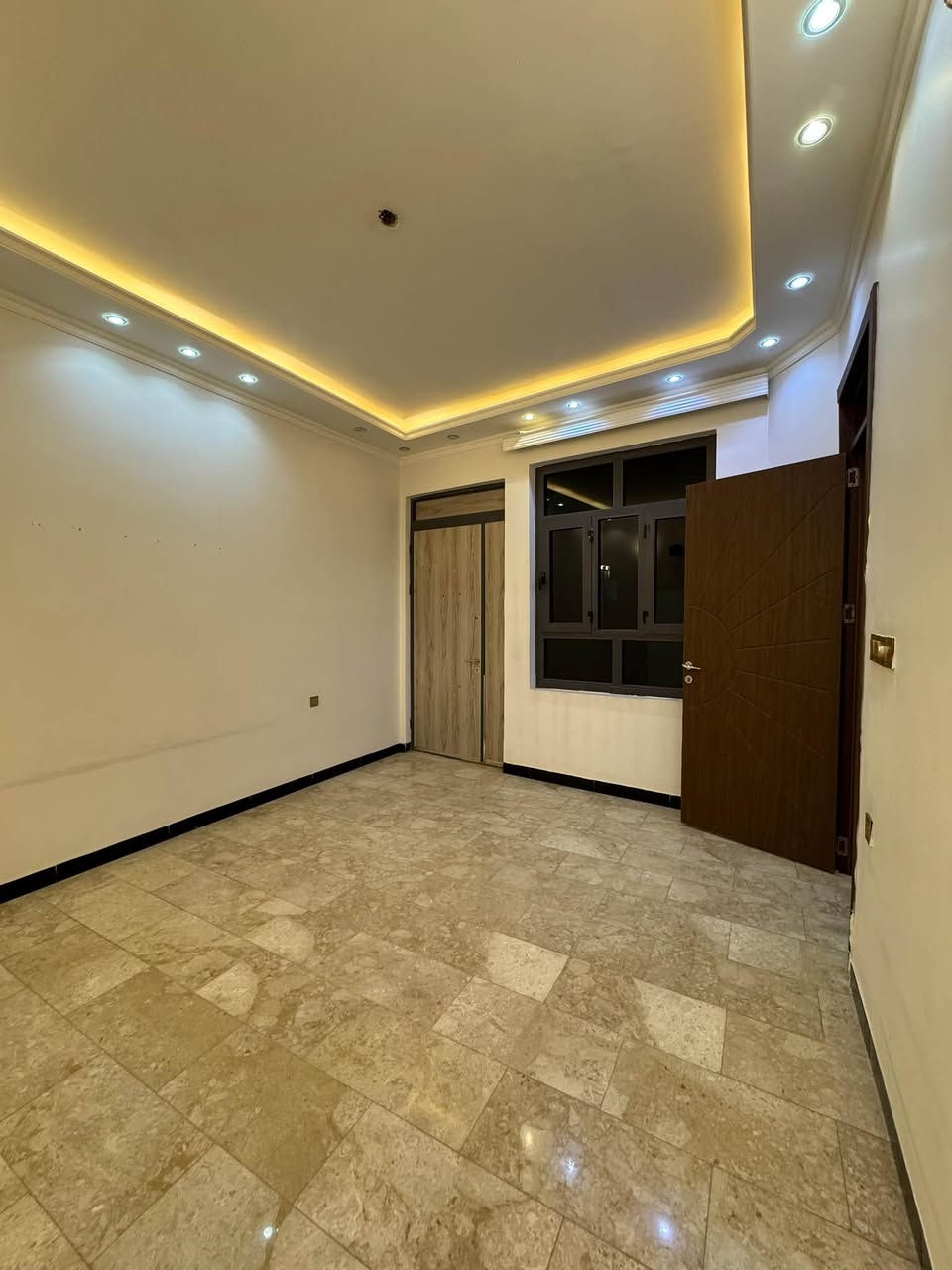 :

🏡 دار درجة أولى للبيع | فرصة مميزة جداً

📍 حي الجامعة – موقع راقٍ ومميز
📐 المساحة: 65 متر
📌 ركن على شارع عرض 15 متر
⭐ موقع استراتيجي وقريب جداً من الشارع التجاري
📍 خلف مطعم فايد چكن

✨ مناسبة للسكن أو الاستثمار، وموقعها يمنحها قيمة مميزة وقابلية عالية للاستفادة مستقبلاً.

📞 للاستفسار: ***********
ضرغام العاتي للعقار | بيع • شراء • استثمار
