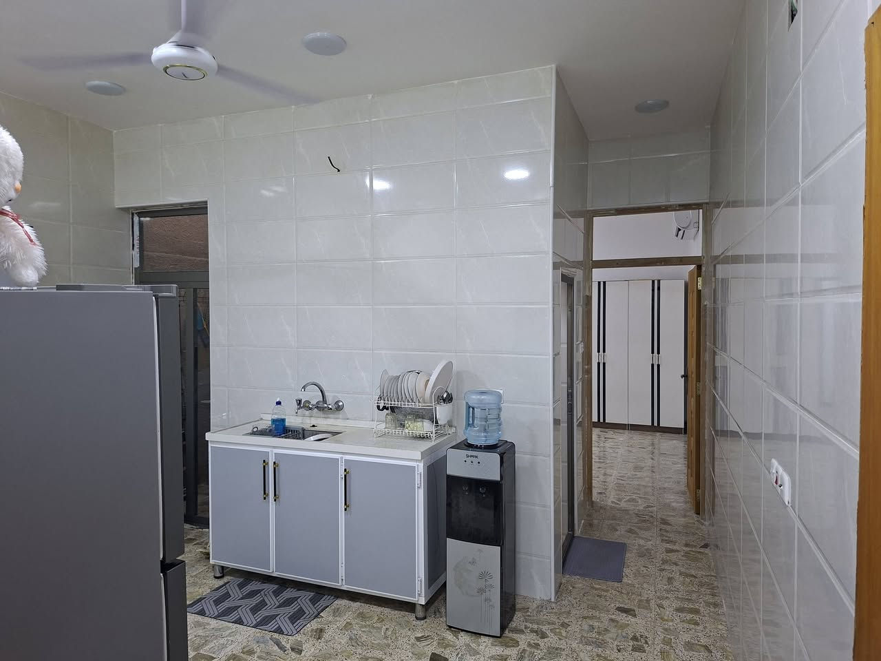 السلام عليكم بيت للبيع سكينه شارع مكاتب ٢ع١١ خلف صيدلية الركن الابيض الفرع الاول مساحه ١٠٠م بناء حديث طابق ونص  
للاستفسار ***********

