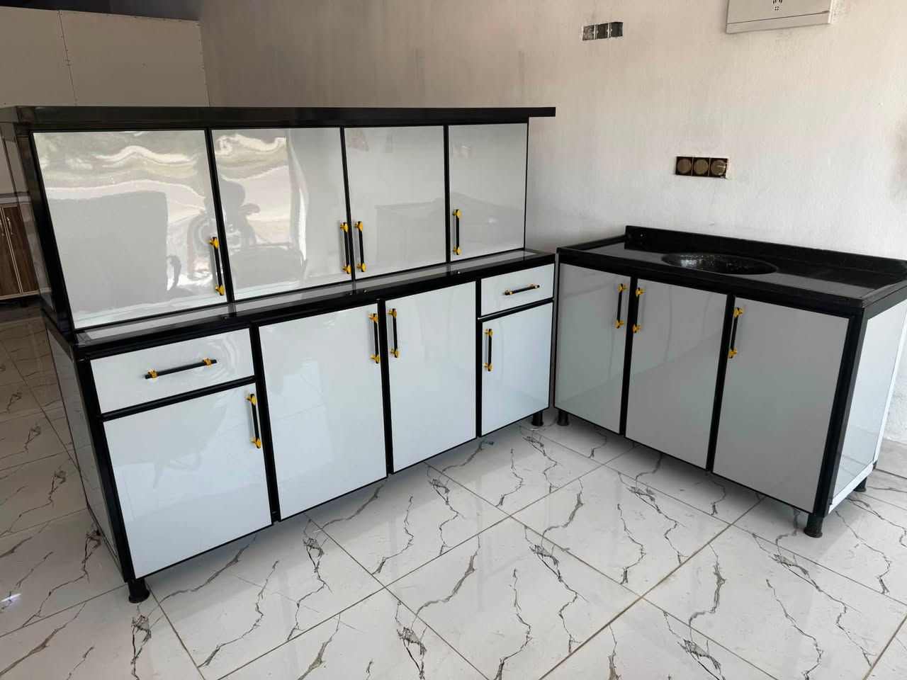 🌟 معمل أساس القمم للمطابخ والديكورات 🌟
🍳 عرض كاونترات الستندر المميز:

 القياسات: 2 متر أرضي + 2 متر معلق.
 المرمر: مع سنك مرمر بطول 1.30 متر.

 المواصفات والخامات:

 مواد سعودية أصلية عالية الجودة.
 مجار هيدروليك + مفصلات (نرمادة) هيدروليك لسهولة الحركة والتحمل.
 أرجل ثقيلة وقوية لتحمل الأوزان.
 إنارة داخلية مع شفاطة للمعلّق لإضاءة أنيقة وعملية.

 الألوان: يتوفر لدينا أكثر من 60 لوناً لتختار منها ما يناسب ذوقك وديكور منزلك!

✨ متوفر أيضاً: تفصيل حسب الطلب وقياسات مطبخك الخاص بدقة عالية.

📍 العنوان الجديد:
القائم - حي الشهداء - قرب أسواق العائلة - مقابل
أسواق الخضر

📞 للاستفسار والحجز (متوفر واتساب):
 ***********
 ***********

