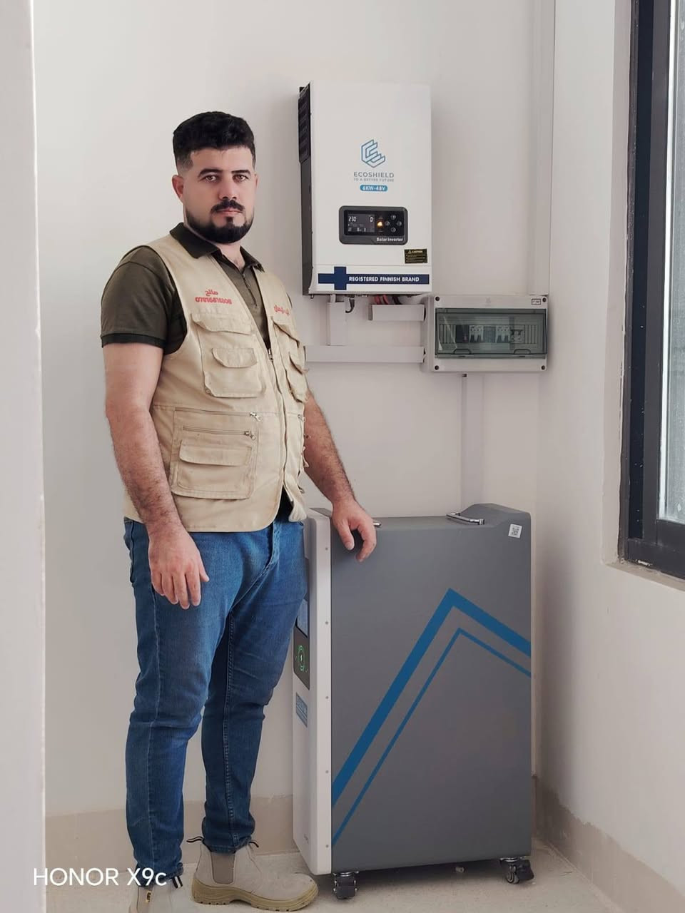 #ملاحظة نزول في اسعار الطاقة الشمسية 

بفضل الله تم بنجاح إنجاز وتنفيذ تنصيب منظومة طاقة شمسية متكاملة في محافظة صلاح الدين - تكريت، من منتجات شركة ECOSHIELD الفلندية (بضاعة أوروبية أصلية وعلامة تجارية مسجلة)

إشراف وتنفيذ مباشر من #مكتب_اليمان (#وكيل_شركة_الرياض_للطاقة_الشمسية).

​⚙️ مواصفات المنظومة المنفذة:
​انفيرتر بقوة 6 كيلو

​بطارية ليثيوم متطورة (LiFePO4) بسعة 16.7 kWh لتخزين طاقة آمن وعمر تشغيلي طويل.

​ألواح شمسية حديثة بقدرة 710 واط لالتقاط أقصى كفاءة طاقة.

​💡 استغل نزول الأسعار الآن واضمن استقرار الكهرباء بمنزلك أو منشأتك طوال الوقت.

​📍 العنوان: محافظة كركوك قظاء الحويجه ناحية الزاب قرية النميصه الشارع العام مجاور مدرسة ابراهيم عليه

📞 *********** عبدالرحمن 
 ***********     صالح سلمان 
​#مكتب_اليمان #شركة_الرياض_للطاقة_الشمسية #Ecoshield  #طاقة_شمسية #نزول_الأسعار #انفيرتر #بطاريات_ليثيوم #طاقة_متجددة

نص مكتوب في الصور:
- HONOR X9c