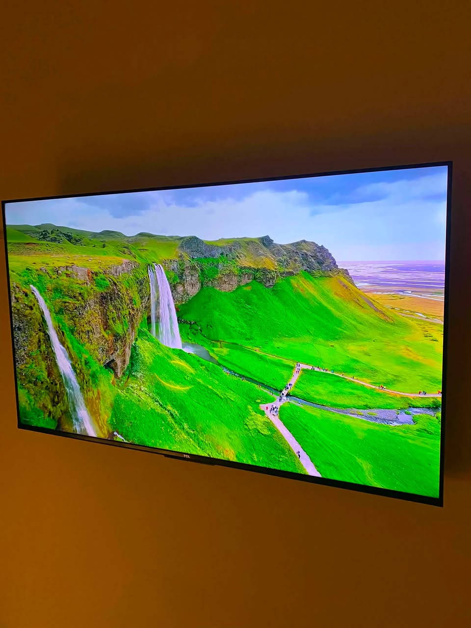 السلام عليكم شاشة للبيع TCL T6C 50 QLED 4K اخذتها قبل 15يوم بعدها بالكارتونه استخدم قليل جديد ساعتين او ثلاث ساعات والريمونت عدد 2غير مستخدمات علماً ان ضمانها لحد سنة 2030
للبيع  المكان بغداد الحرية
واتساب ***********
