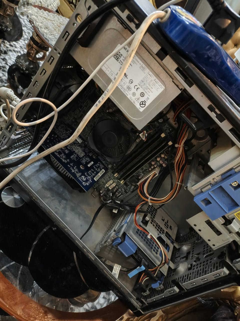 سلام عليكم تجميعه كامله بس شغل والعب
مواصفات
كوراي 3 جيل رابع 
هارد 500 hdd
وياها كارتين شاشه الاول 550ti 4gb والثاني مستعمله بيها مامفتوح جديد gt 730 2gb بالباكيت
وياها شاشه و2 كيبوردات وماوس وسماعه
وذني صورها رايدها ب180 مكاني بغداد السيديه تلفوني ***********
